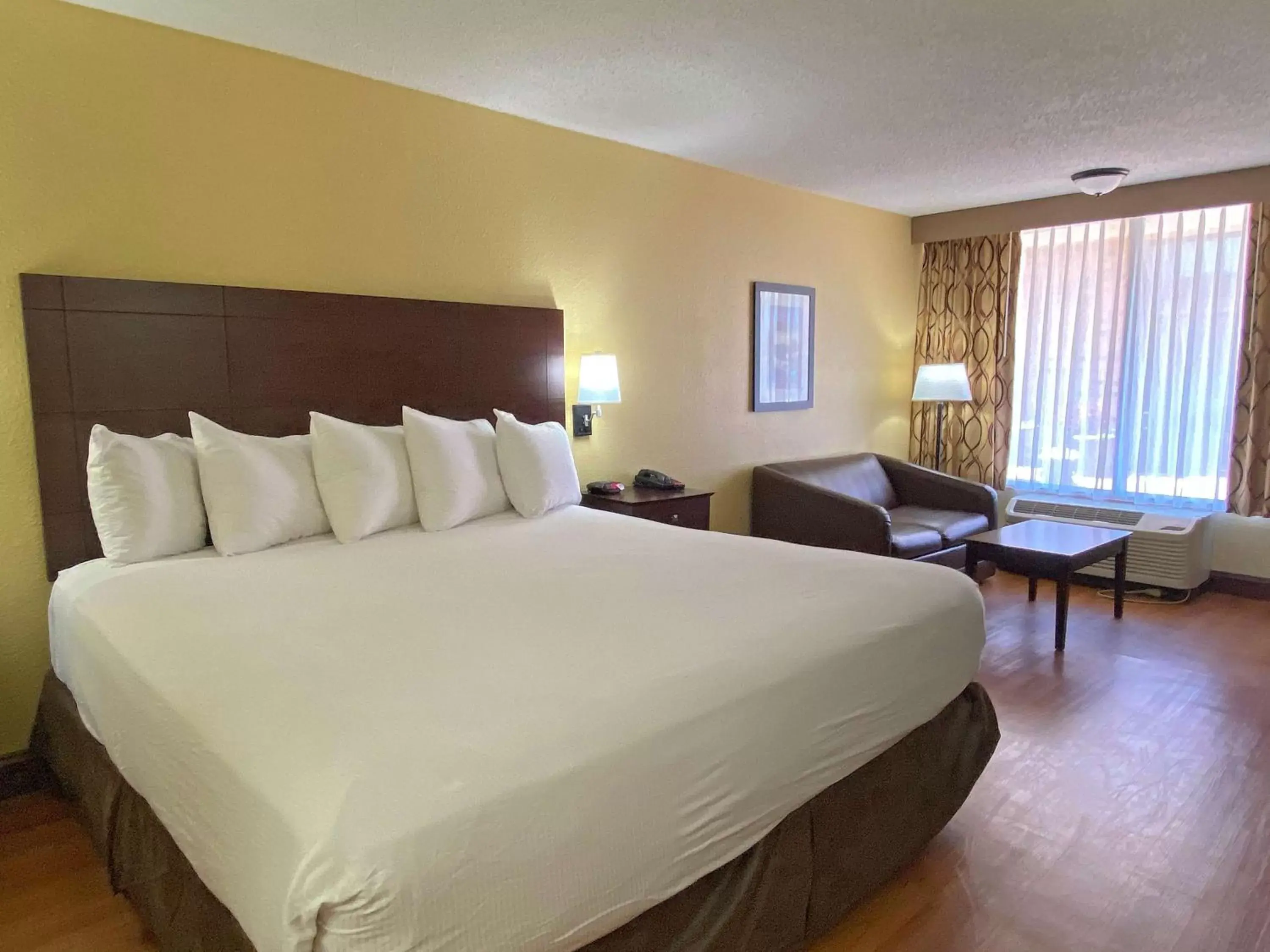 Photo of the whole room, Bed in Best Western Greenville Airport