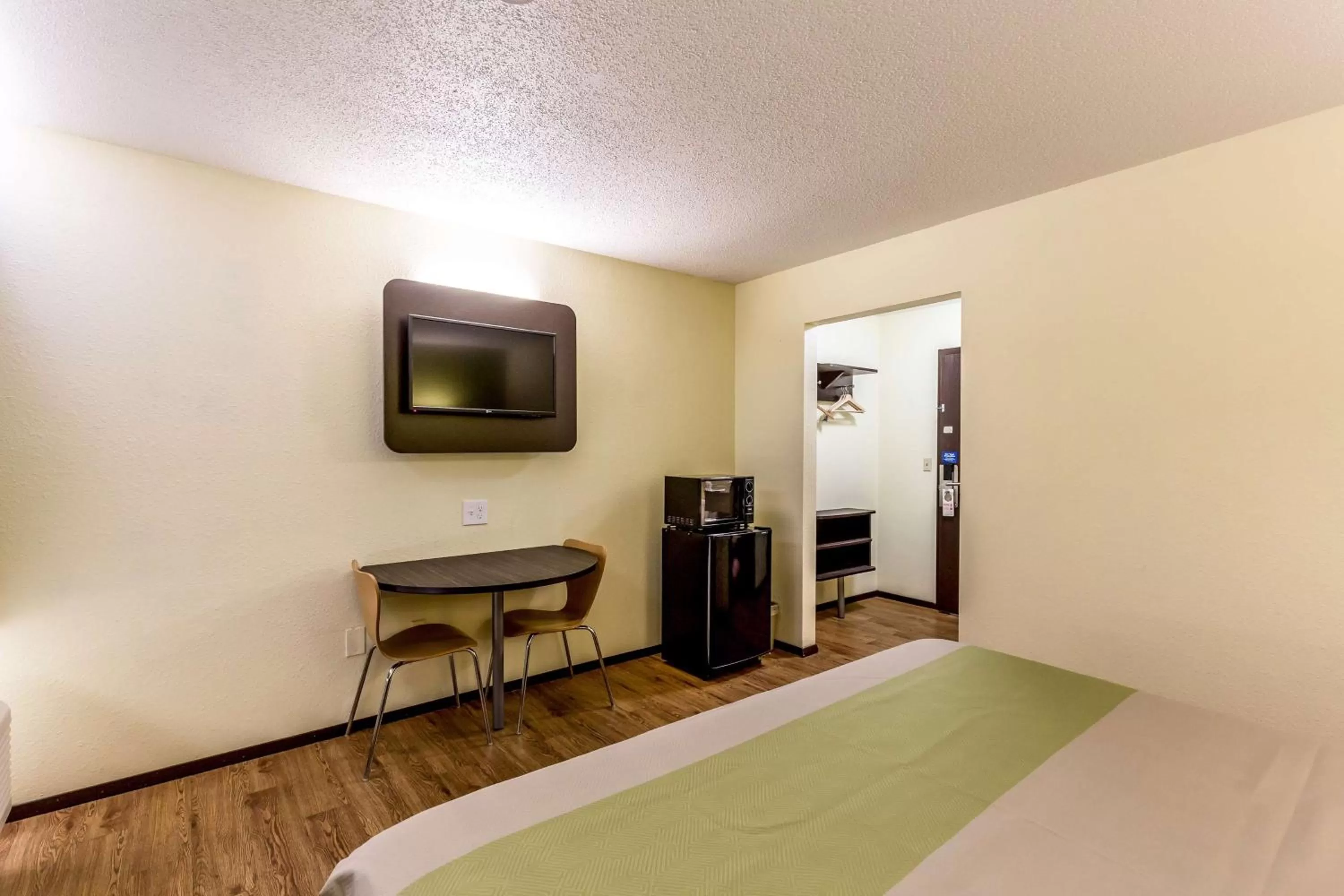 TV and multimedia, Bed in Motel 6-Troy, IL