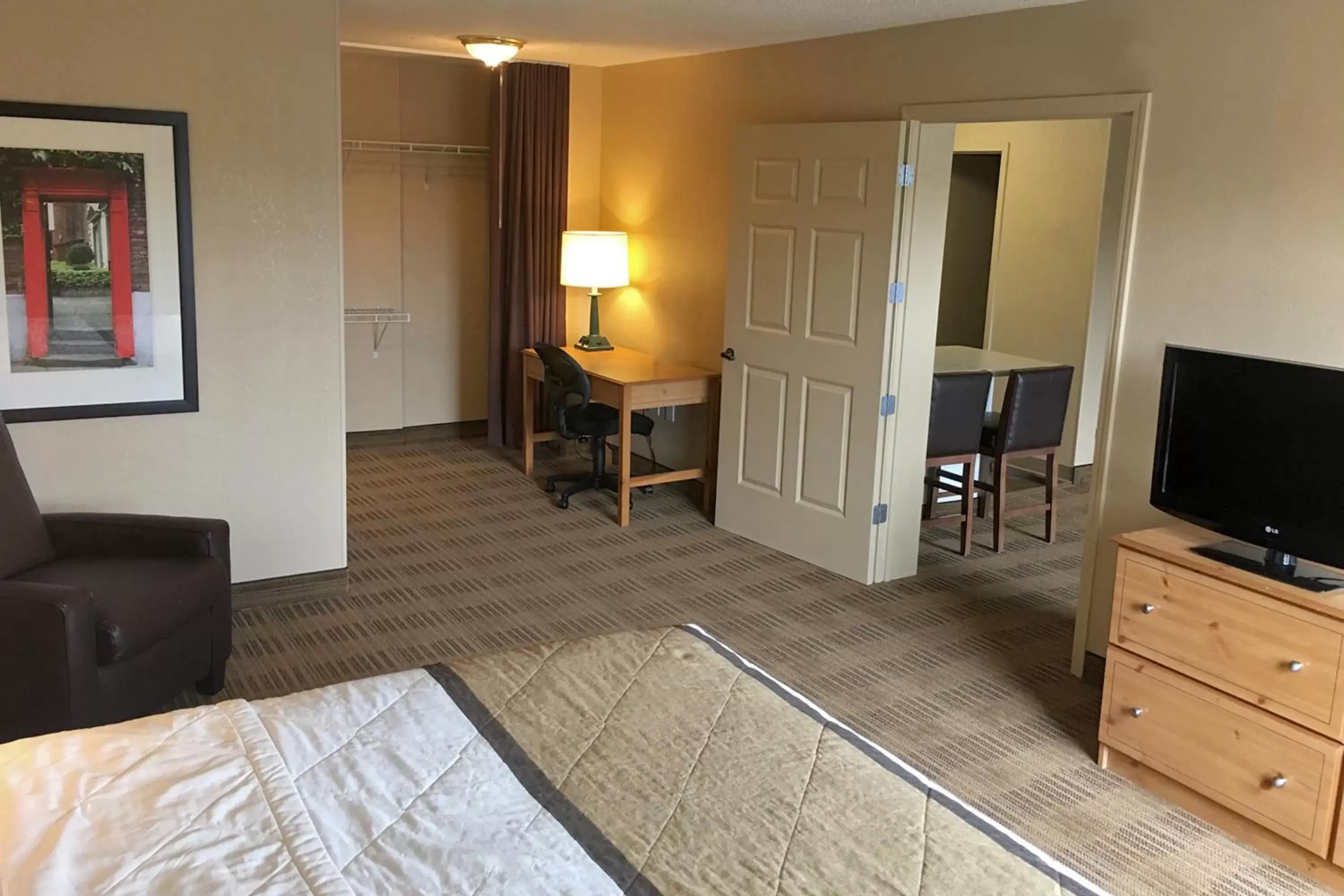 Bedroom, TV/Entertainment Center in Extended Stay America Suites - Cleveland - Airport - North Olmsted
