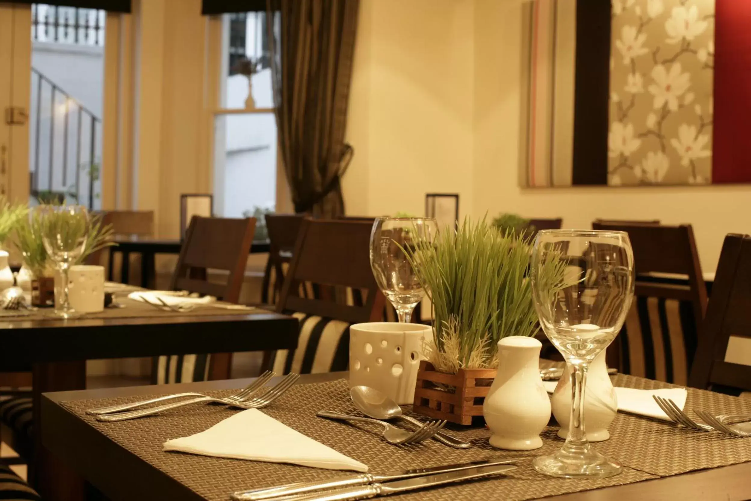Restaurant/Places to Eat in London Lodge Hotel