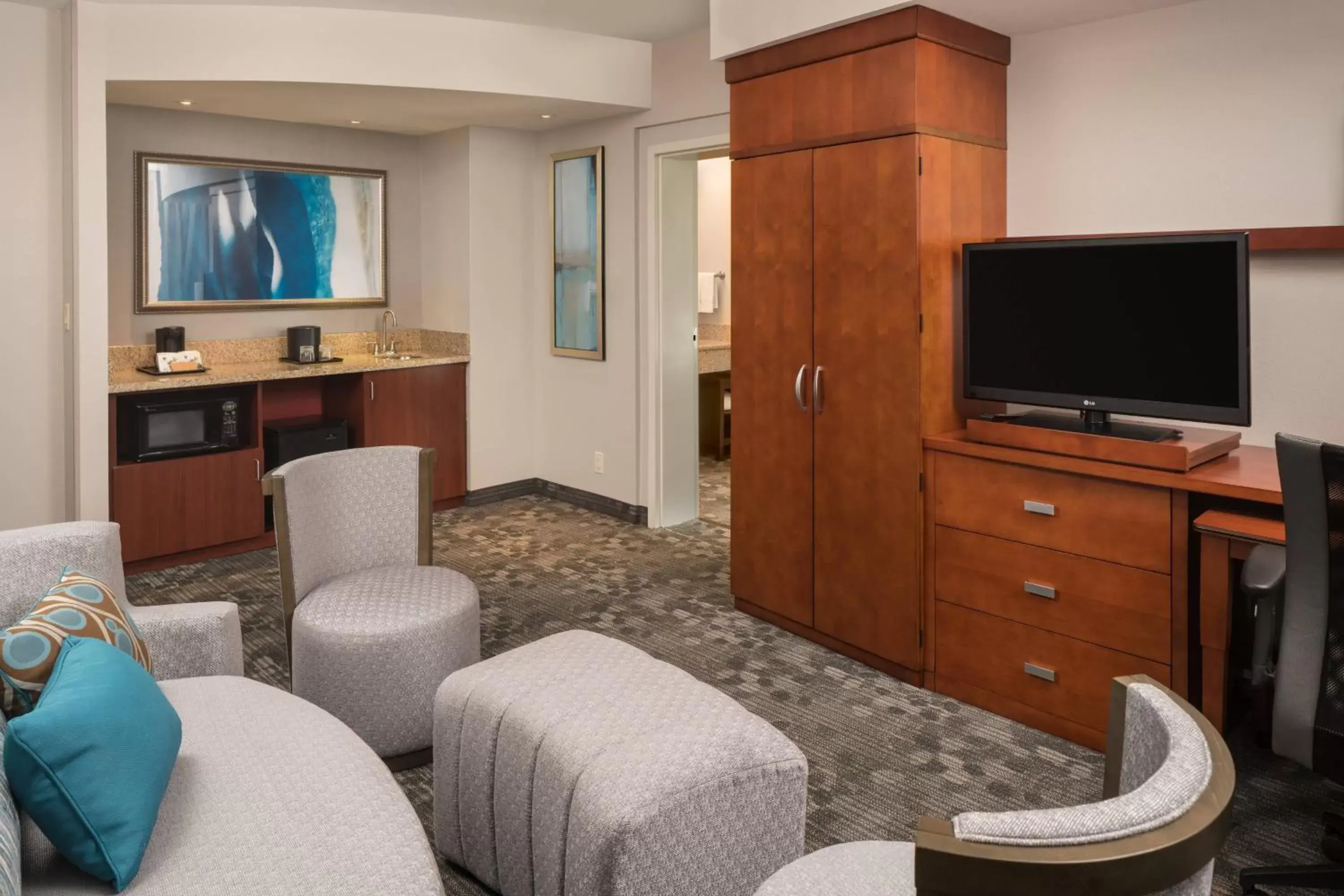 Living room, TV/Entertainment Center in Courtyard by Marriott Miami West/FL Turnpike