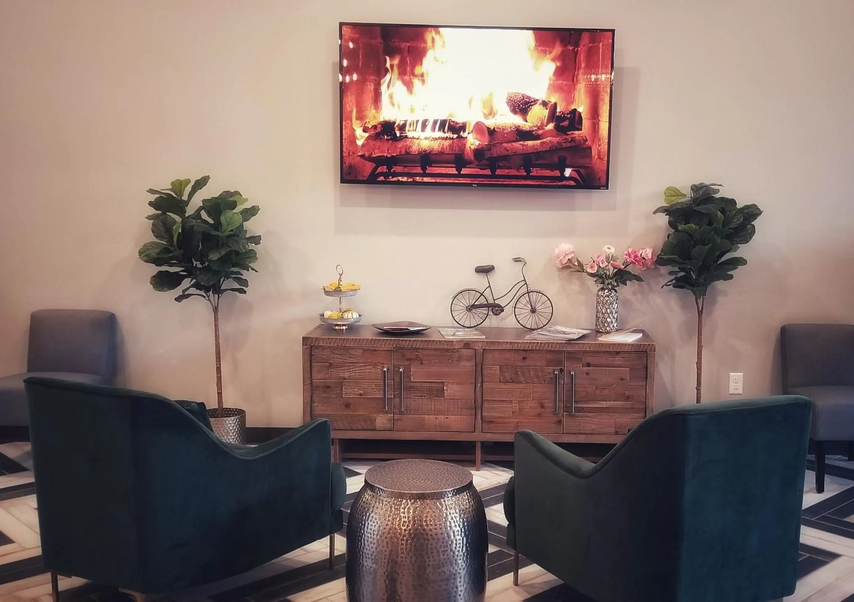 Communal lounge/ TV room in Waterfront Hotel