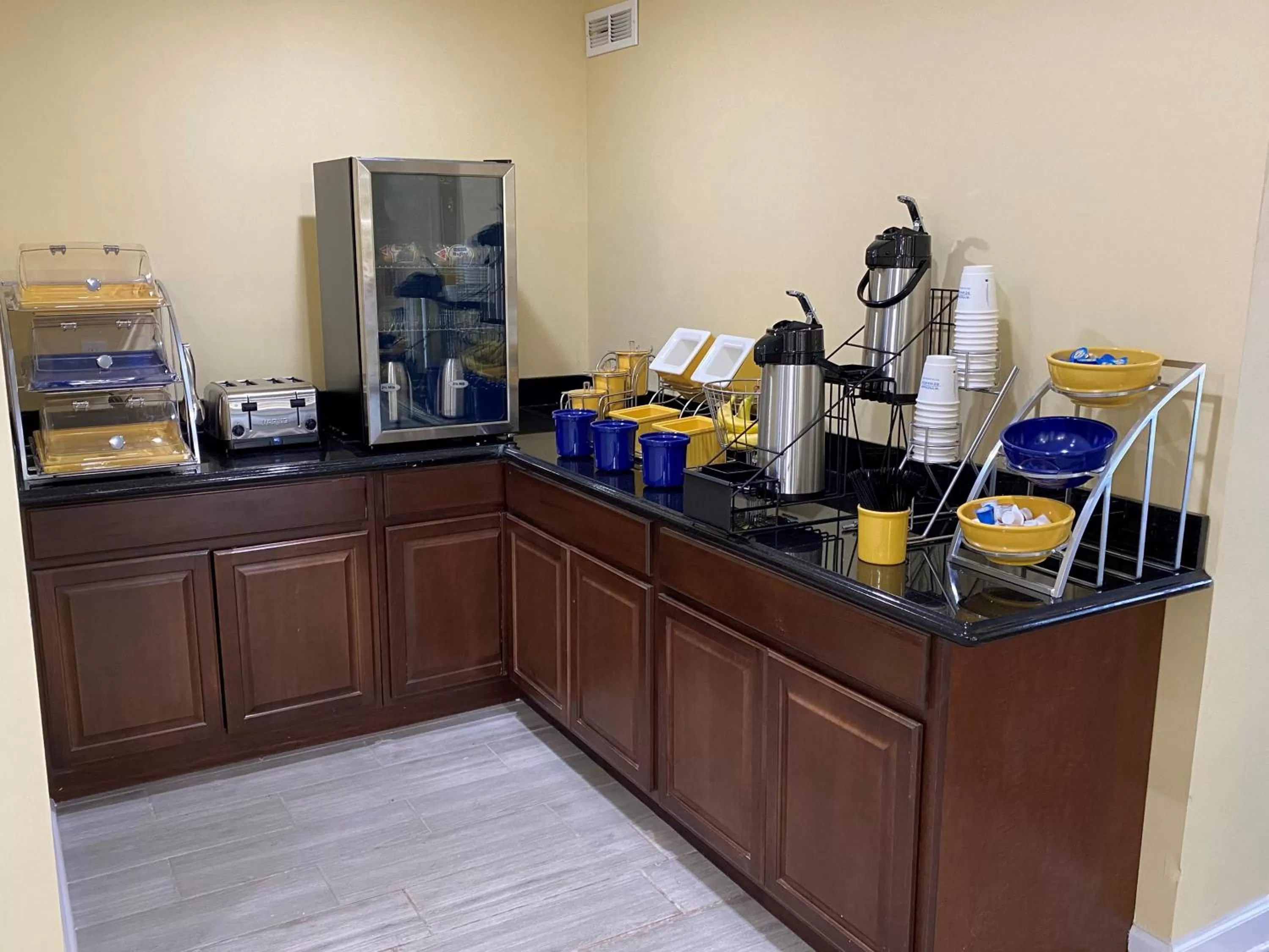 Coffee/tea facilities in Days Inn by Wyndham Atlanta/Southlake/Morrow