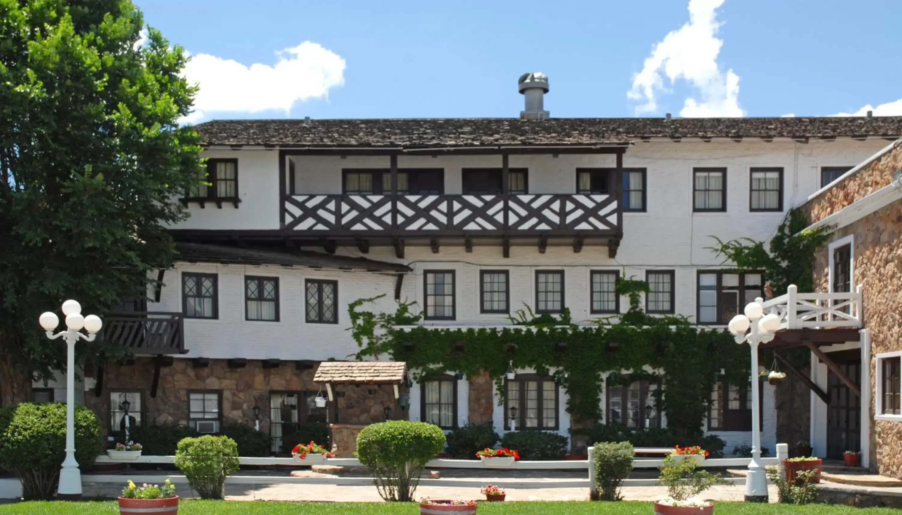 Property Building in Hotel El Rancho