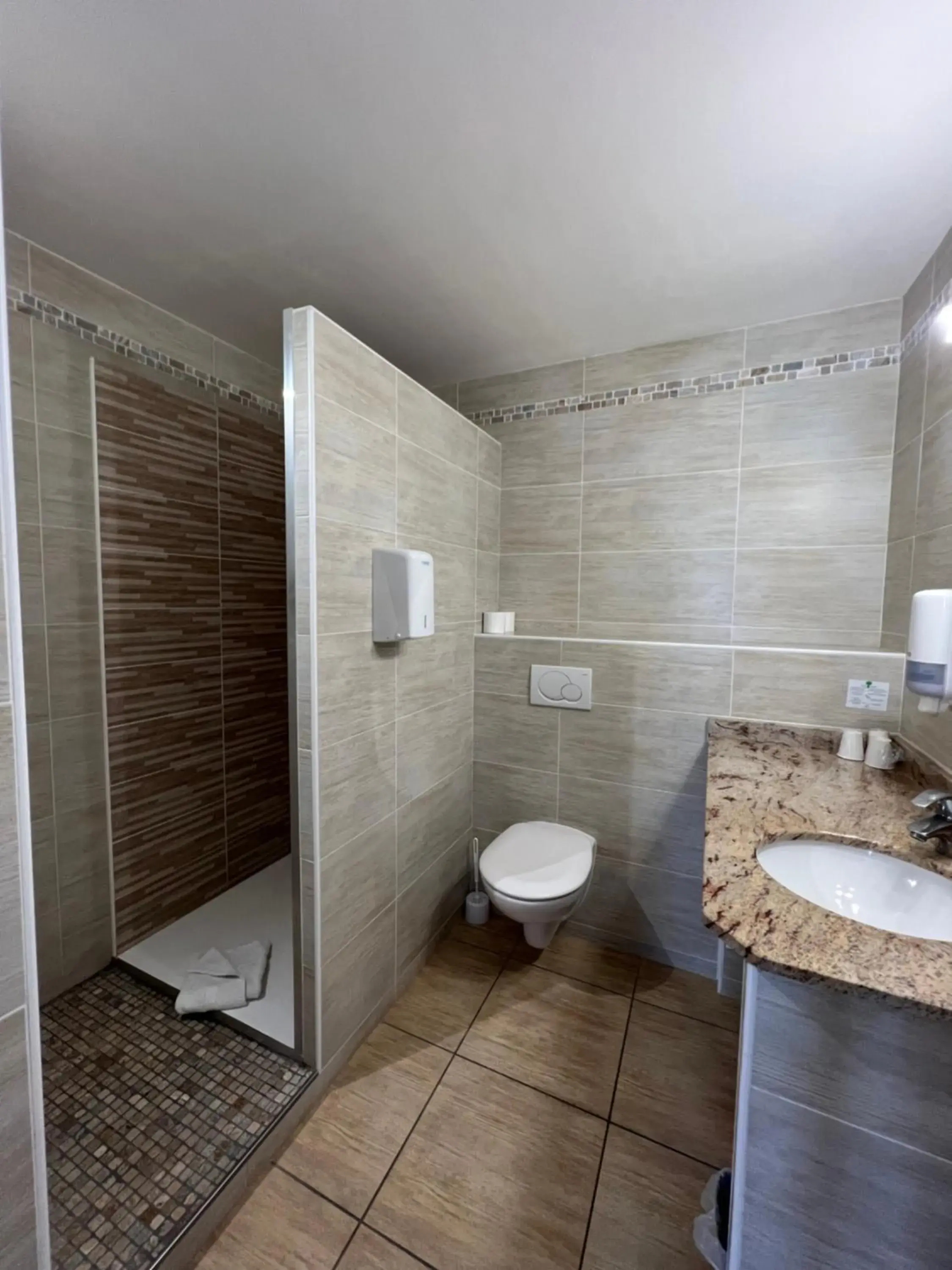 Shower, Bathroom in Hotel La Potiniere
