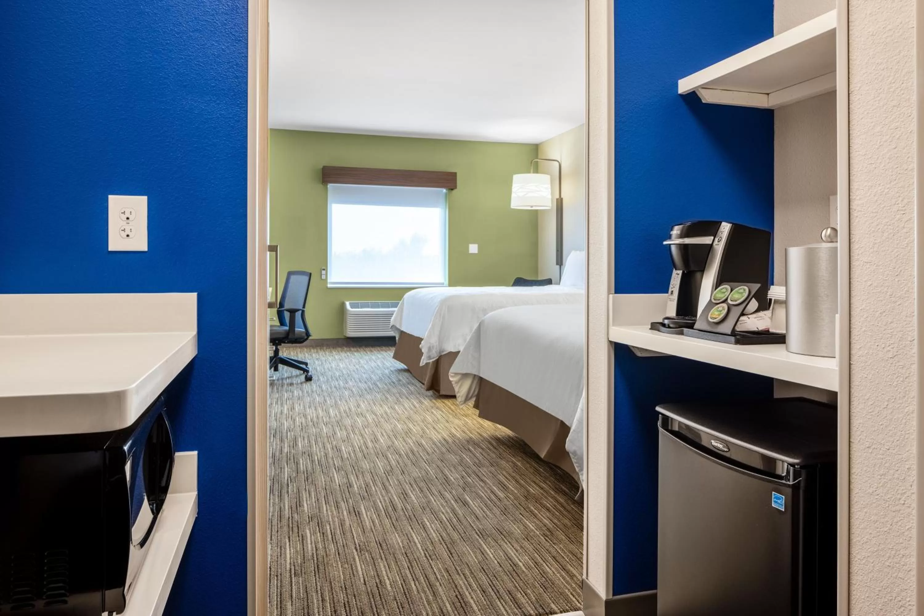 Photo of the whole room, Bed in Holiday Inn Express & Suites Ft Myers Beach-Sanibel Gateway by IHG