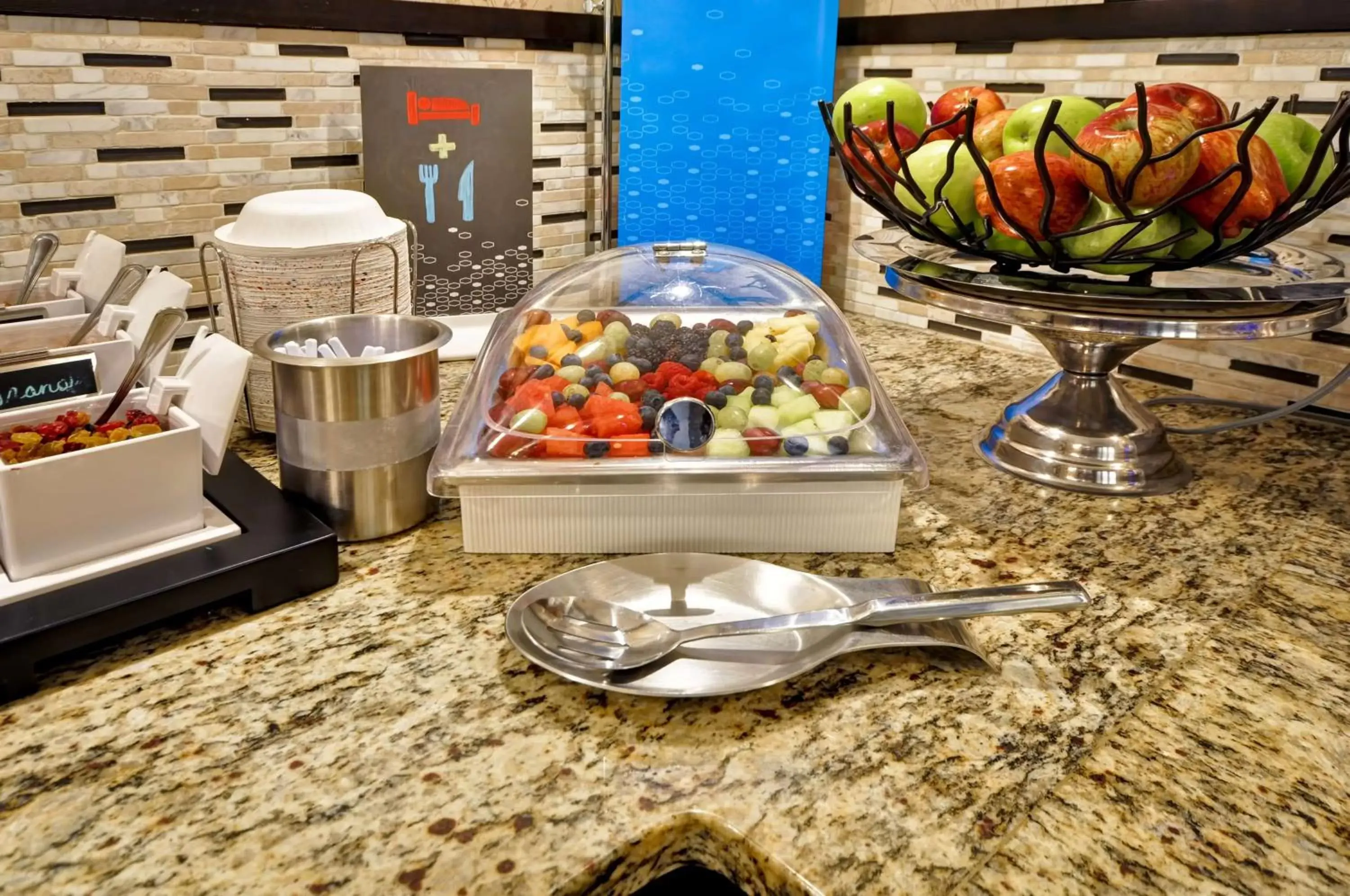 Dining area, Food in Hampton Inn Kansas City - Airport