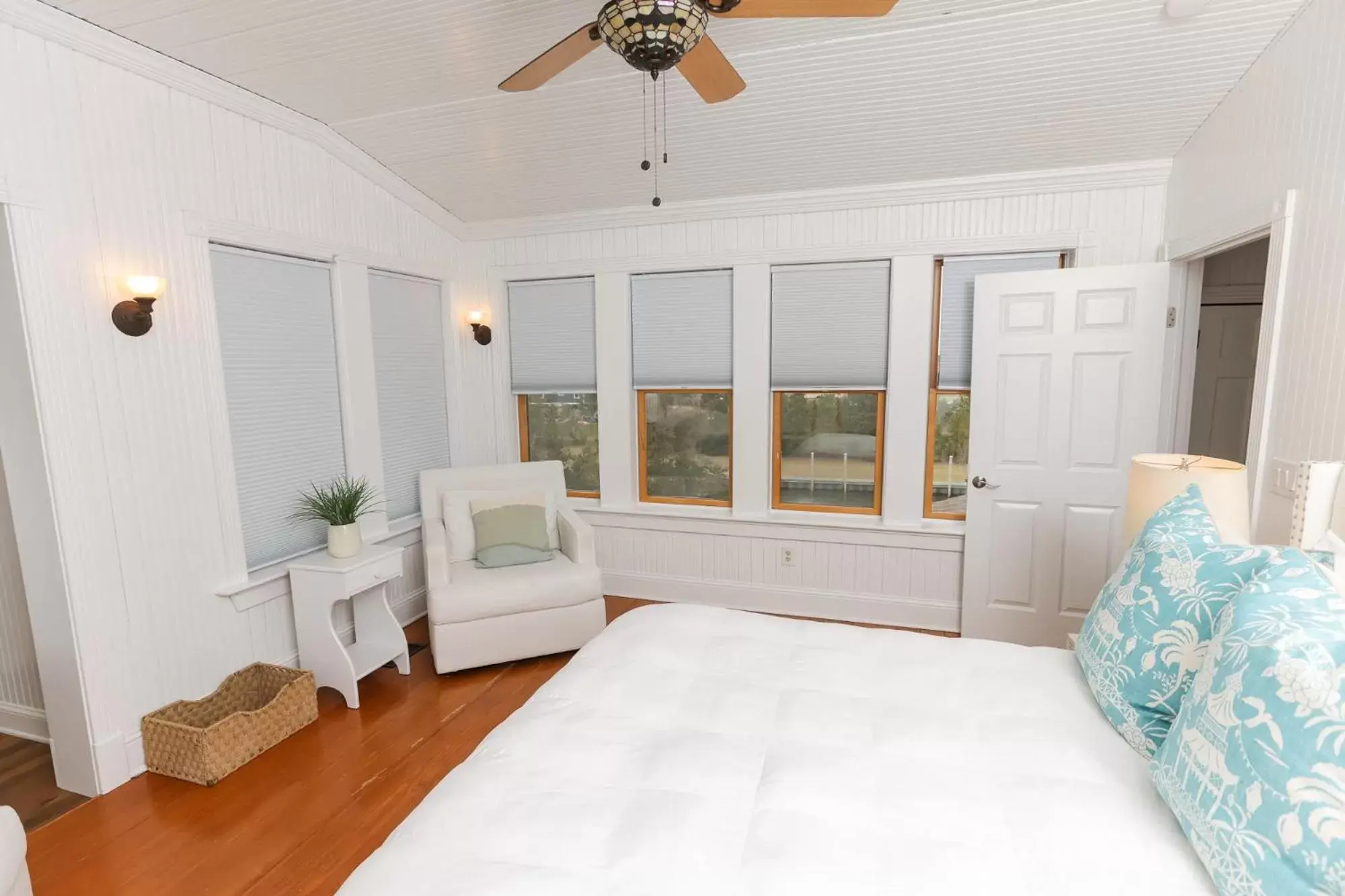 Bedroom, Seating Area in The Burrus House Inn Waterfront Suites