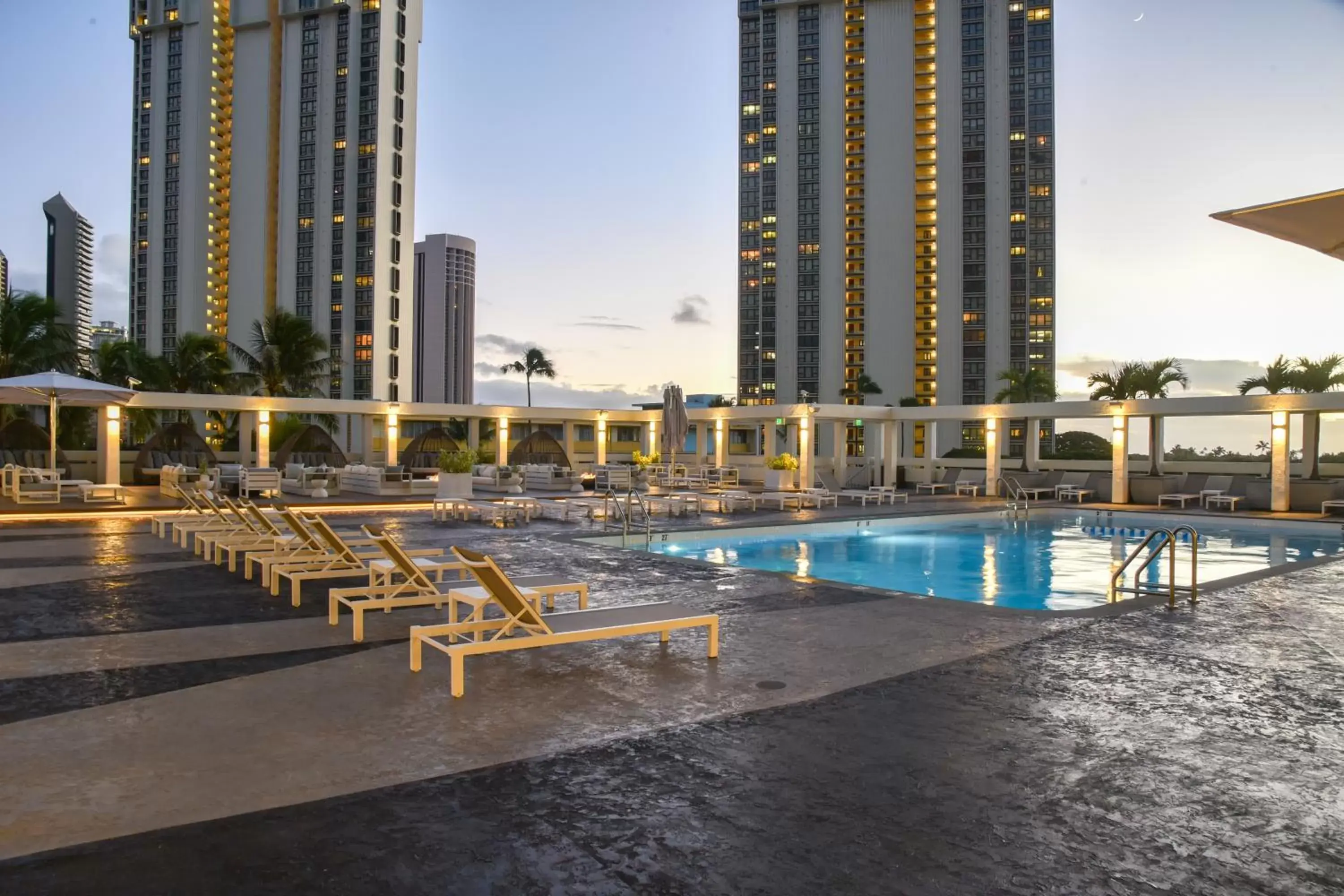Swimming Pool in Ala Moana Hotel - Resort Fee Included