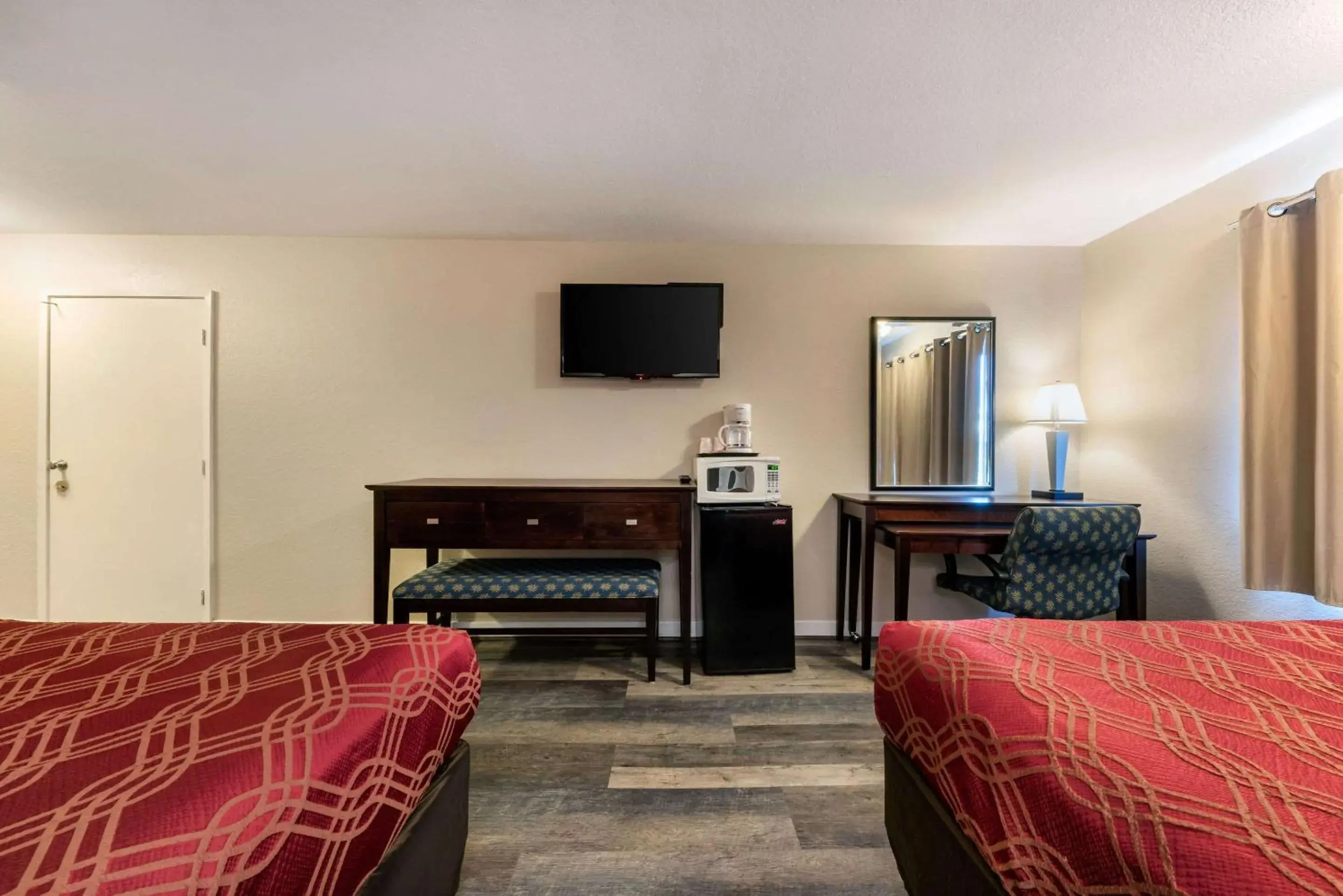 Photo of the whole room, TV/Entertainment Center in Econo Lodge Bay Breeze