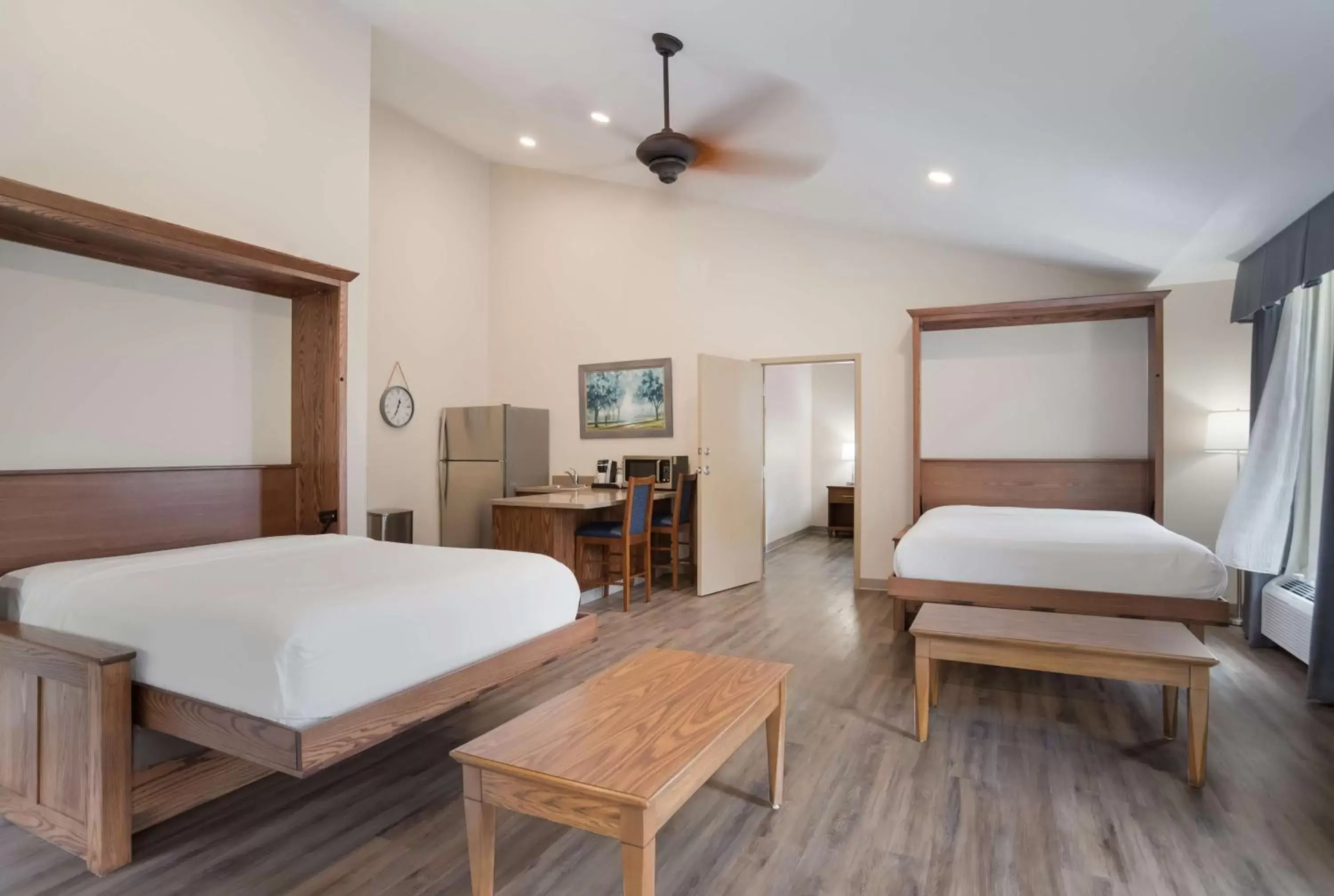 Photo of the whole room, Bed in SureStay Plus Hotel by Best Western Elizabethtown Hershey
