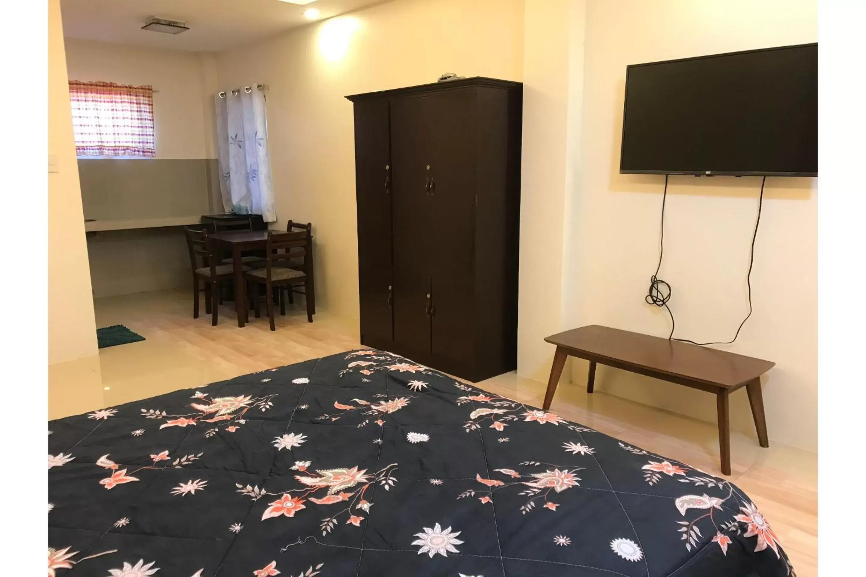 Bedroom, TV/Entertainment Center in OYO 601 Guest Hotel