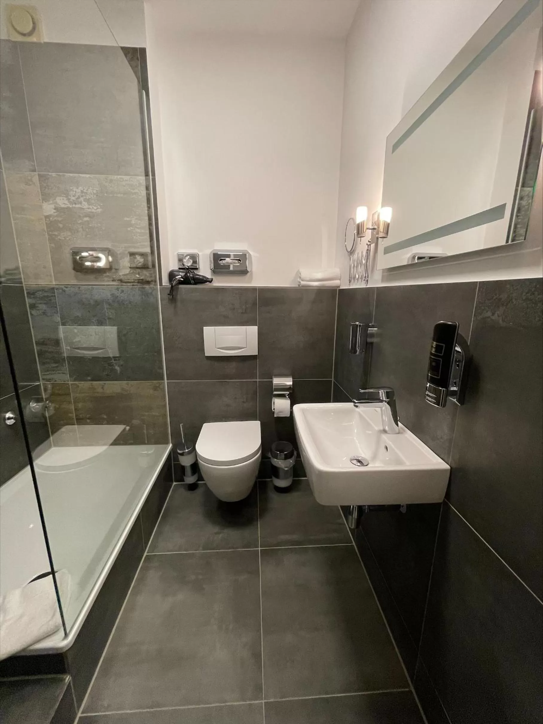 Toilet in Hotel Mintarder Wasserbahnhof