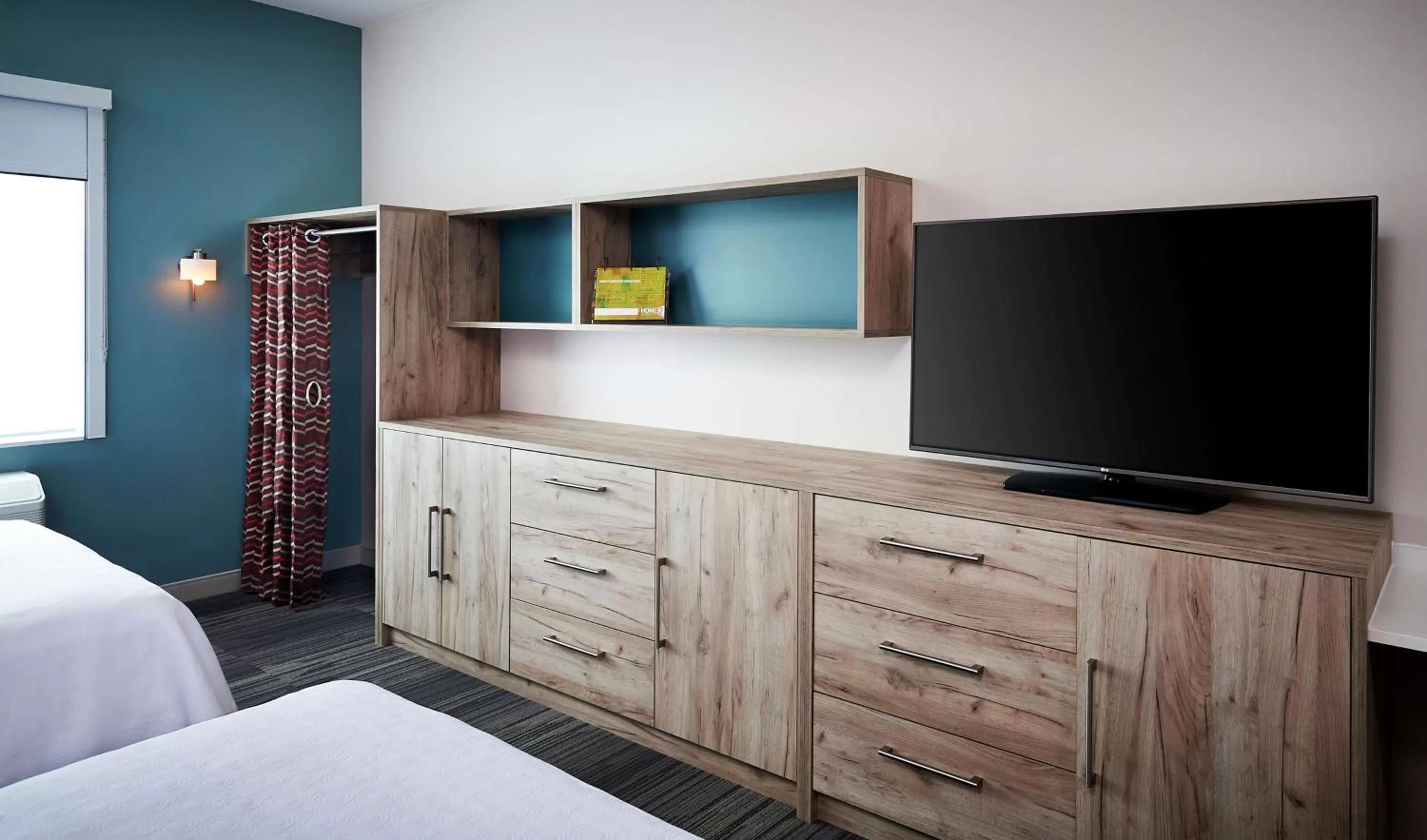 Bedroom, Bed in Home2 Suites By Hilton Brantford