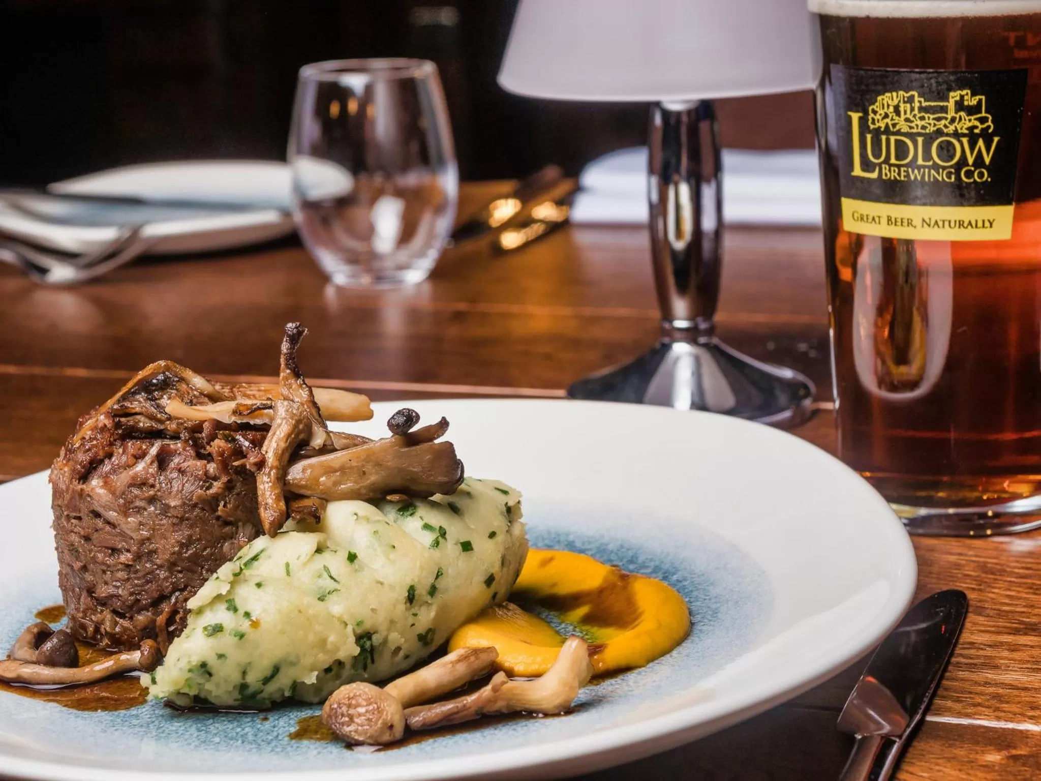 Food and drinks in The Feathers Hotel