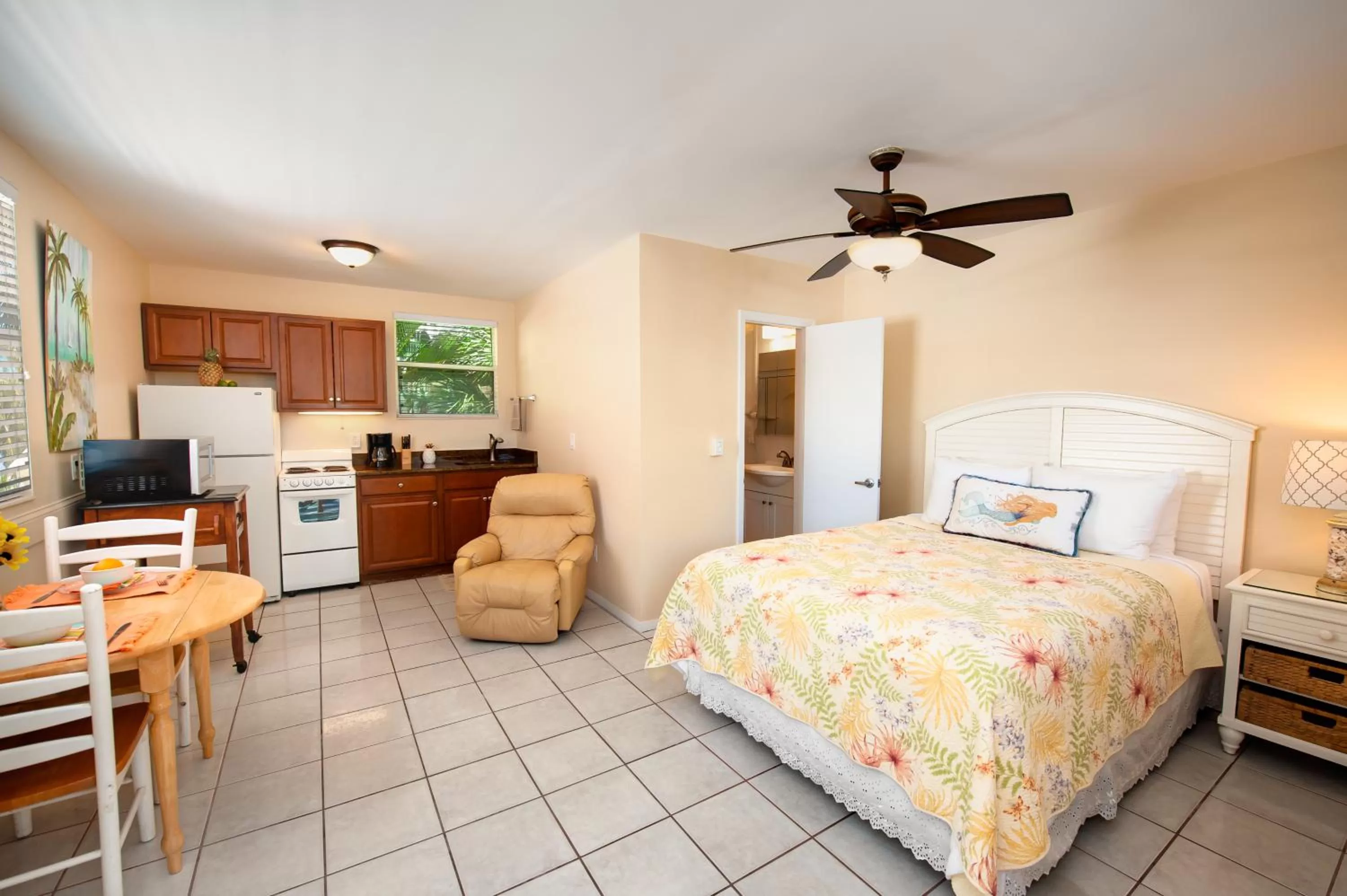 Kitchen or kitchenette, Bed in Cedar Cove Resort & Cottages