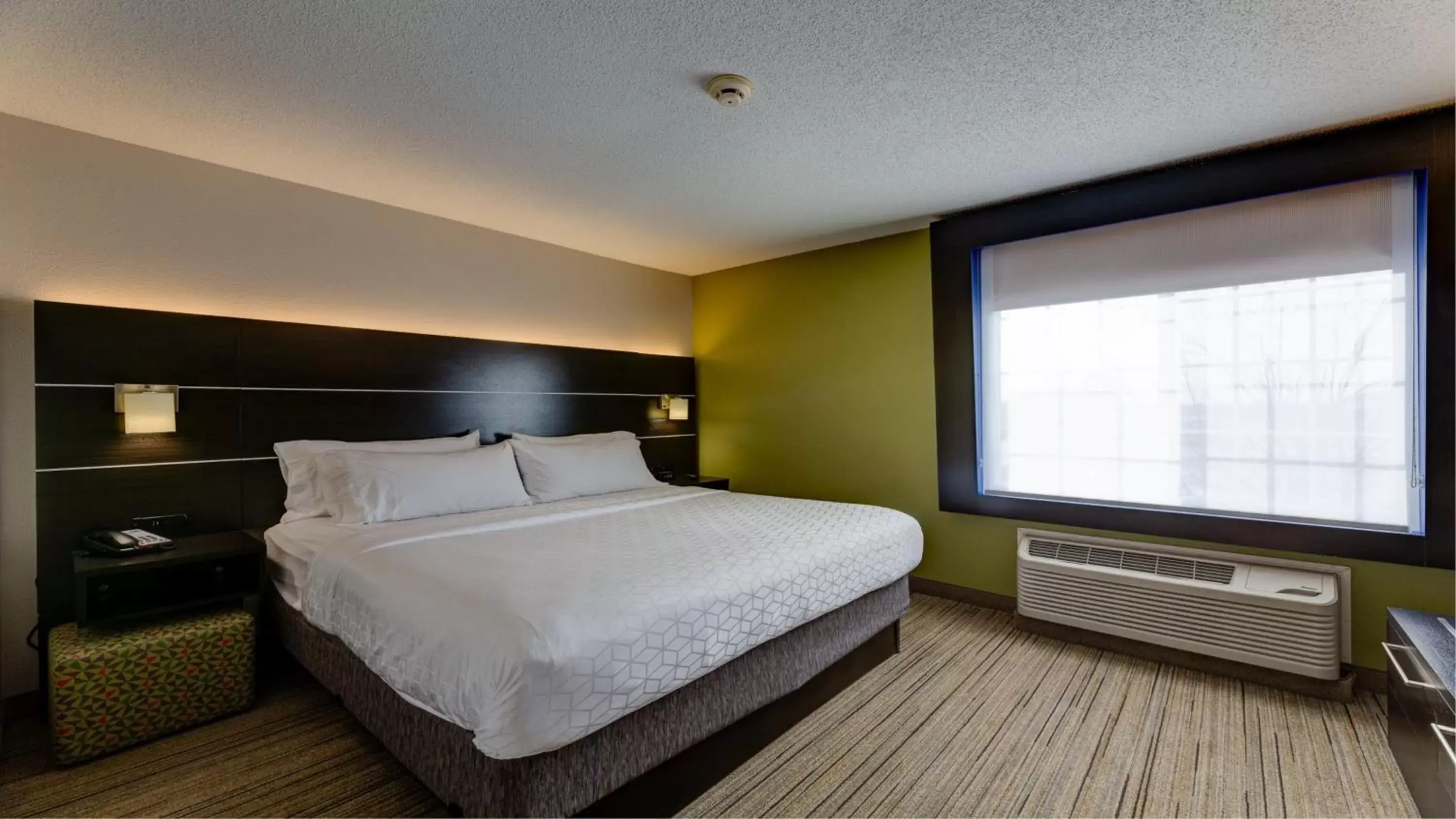 Photo of the whole room, Bed in Holiday Inn Express & Suites Ashtabula-Geneva, an IHG Hotel