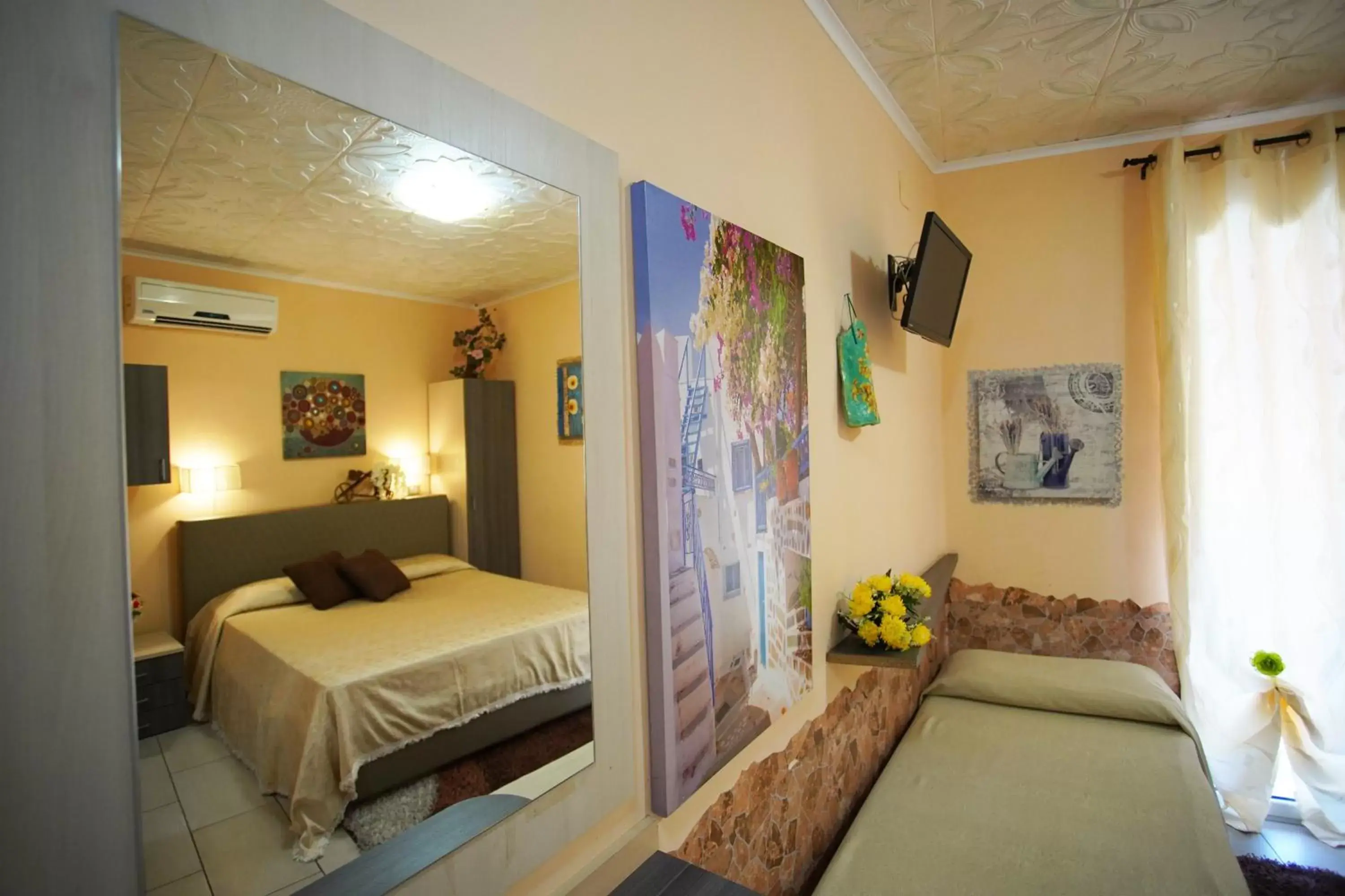 Photo of the whole room, Bed in Golden Dreams Reggio Calabria