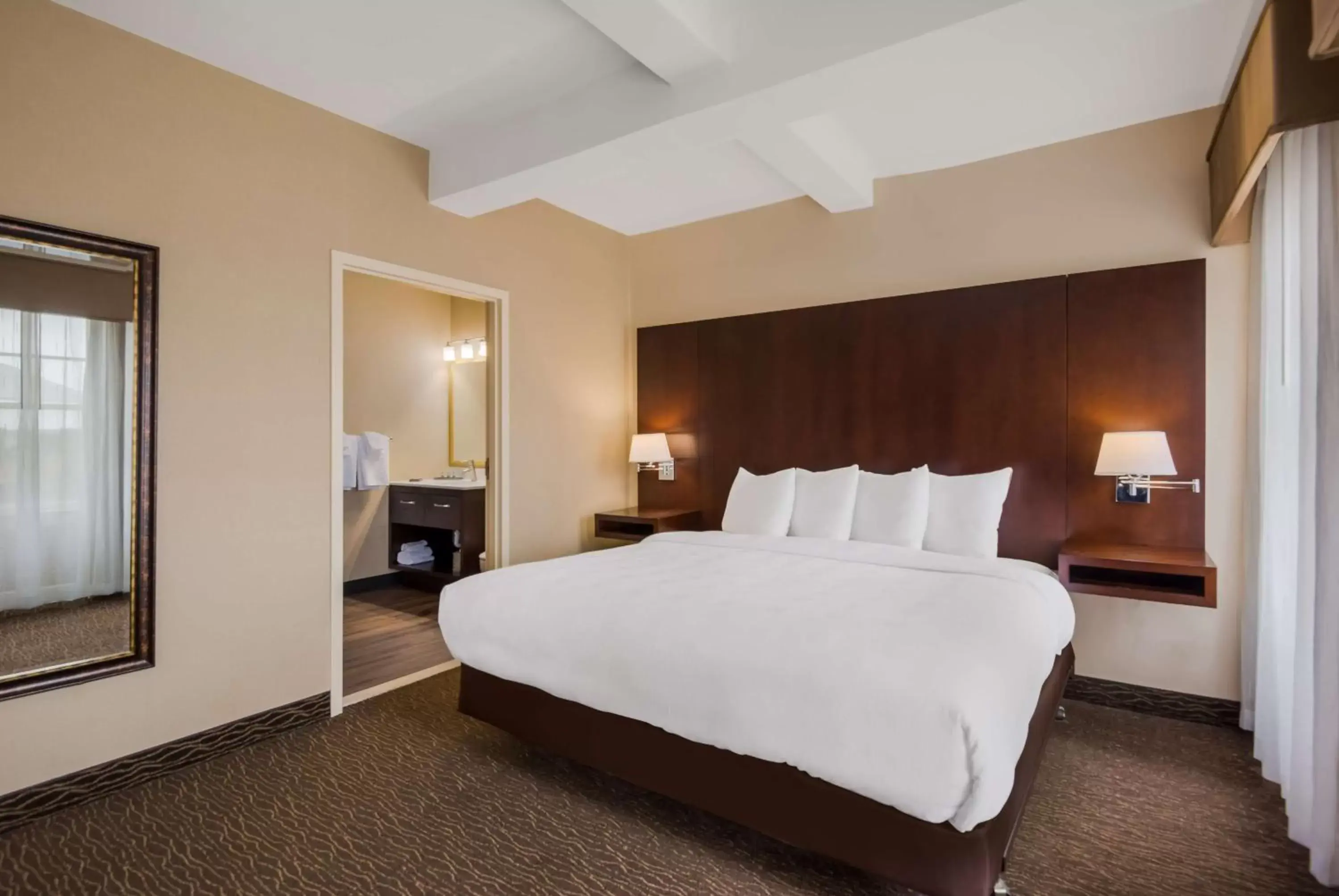Photo of the whole room, Bed in Best Western Syracuse Downtown Hotel and Suites