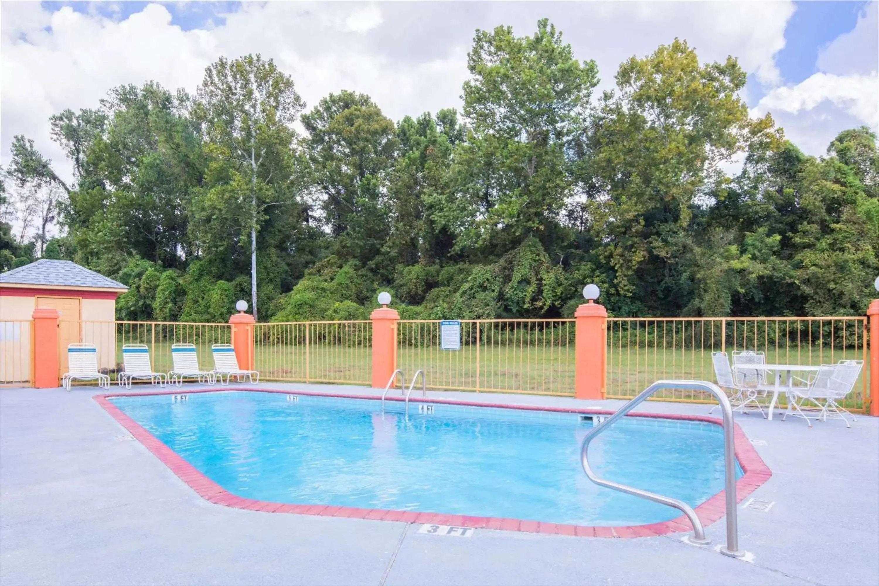 On site, Swimming Pool in Howard Johnson by Wyndham Vicksburg