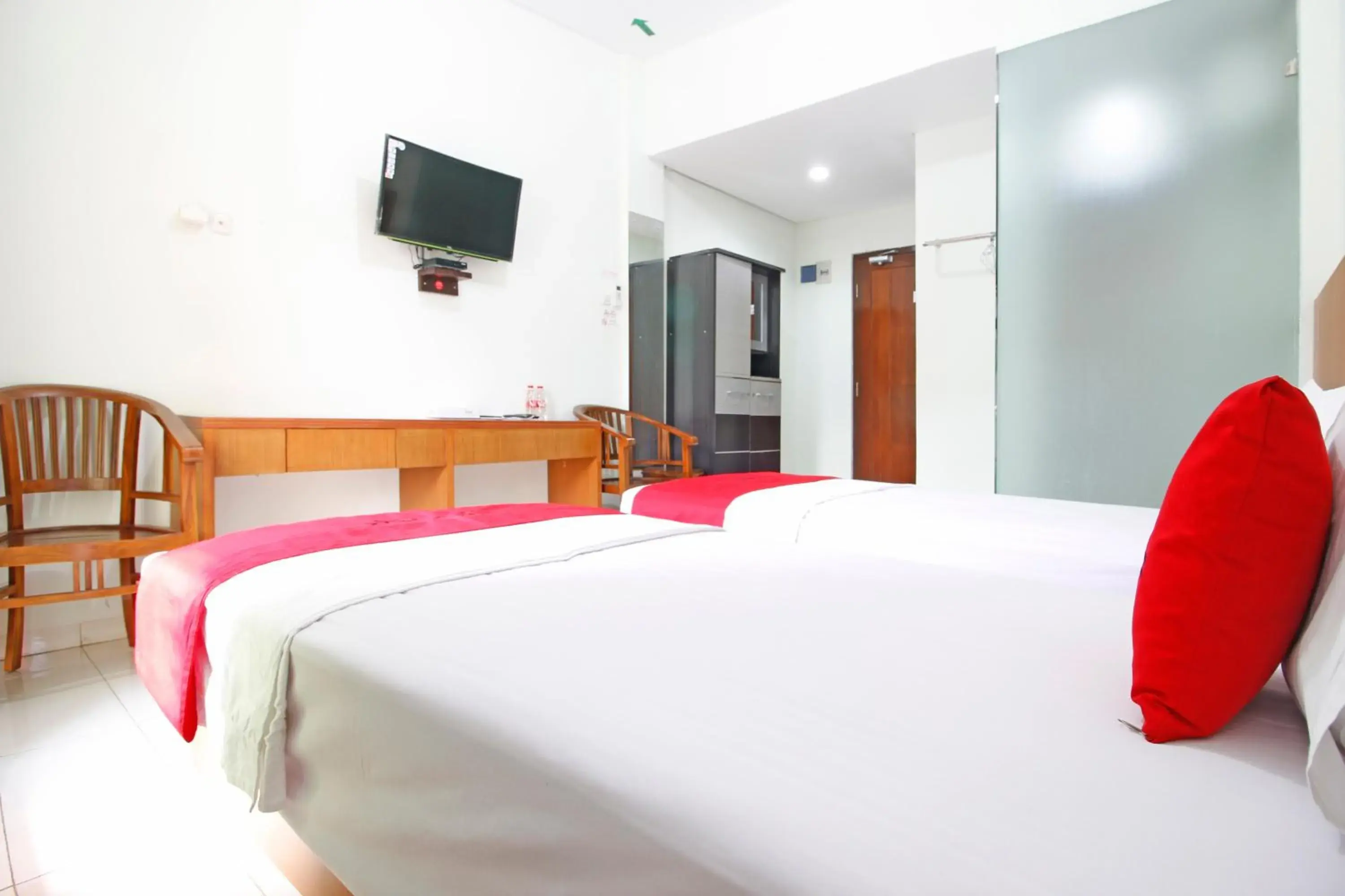 Bedroom, Bed in RedDoorz @ Turangga Sari