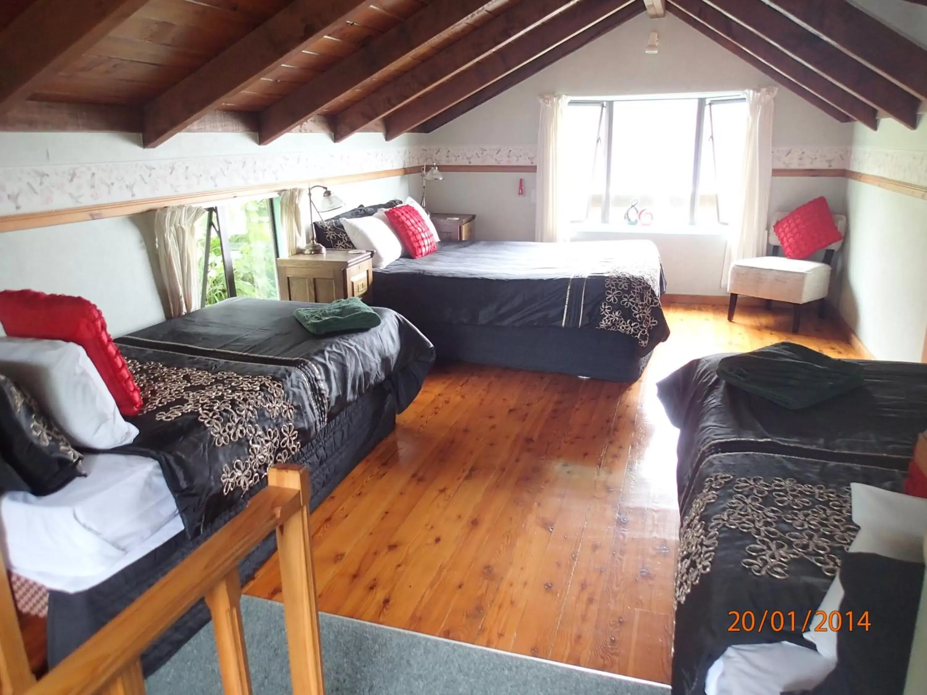 Photo of the whole room, Bed in Grafton Cottage & Chalets