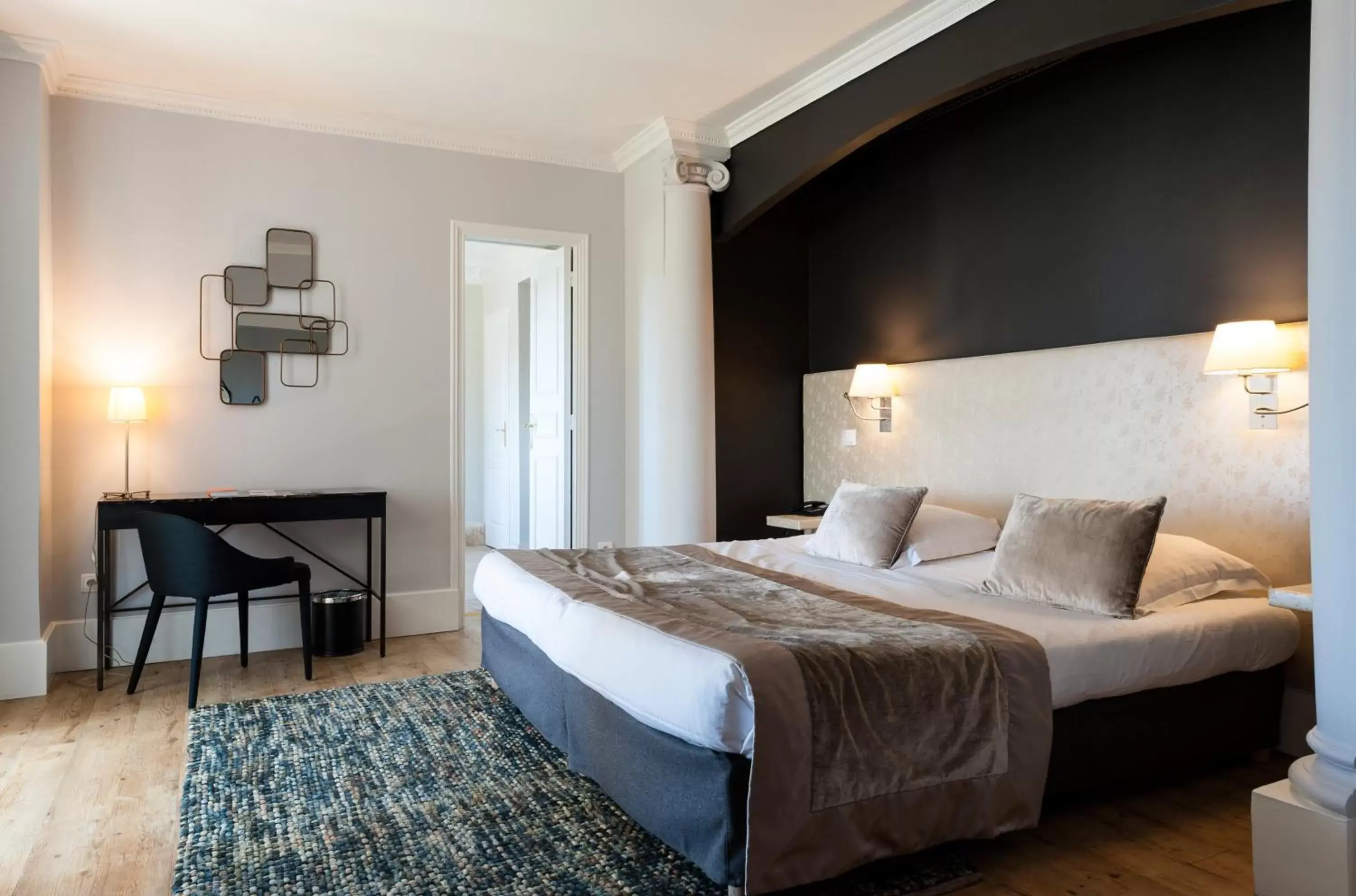 Bedroom, Bed in Ermitage De Corton - Les Collectionneurs