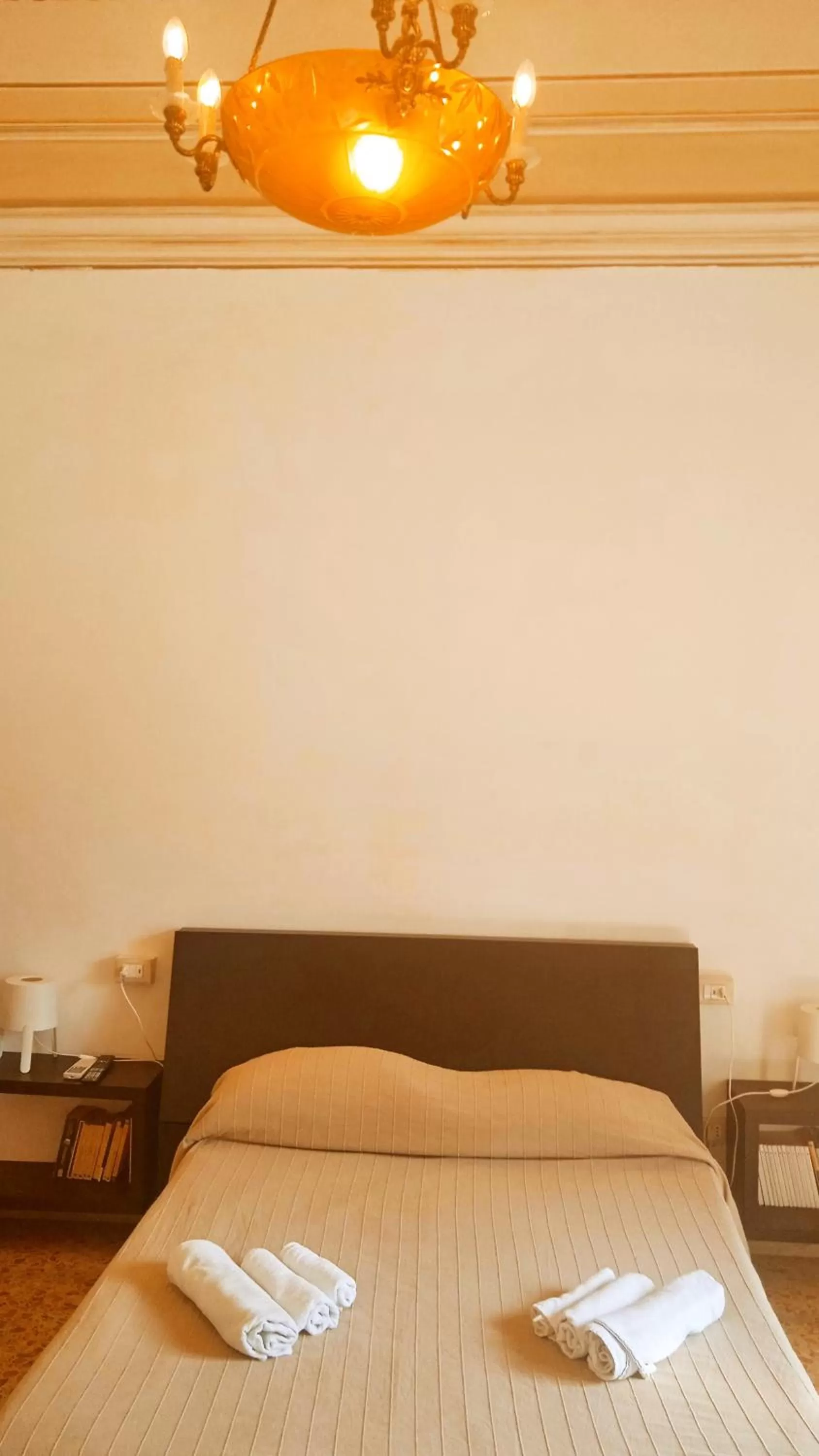 Bed in Bed and Books Isabella