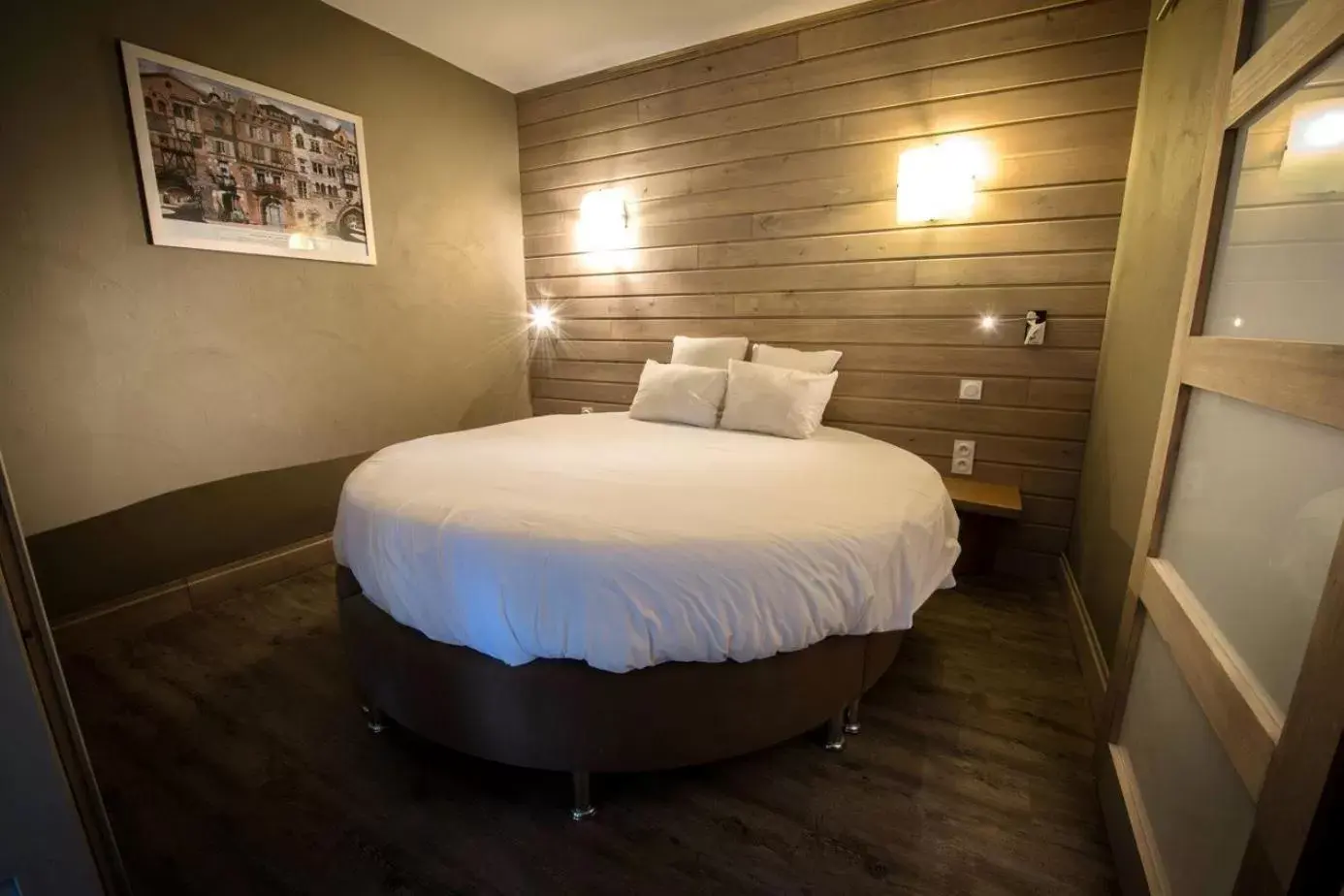 Bed in Le Belvédère Hotel et Bien être