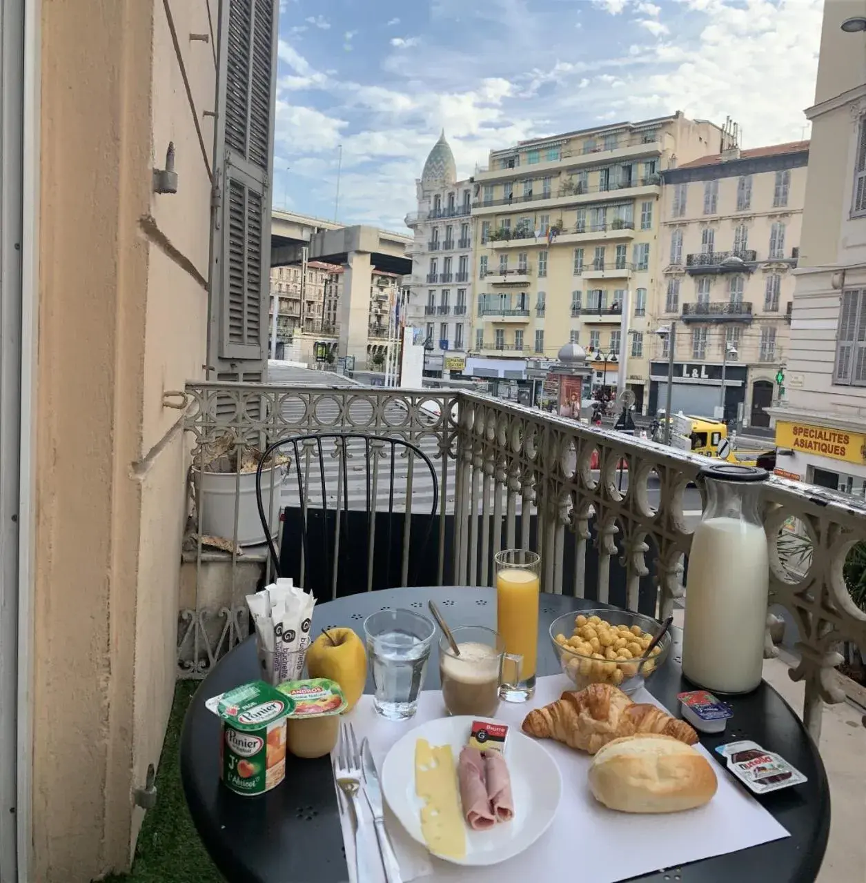 Breakfast in Hotel De Berne