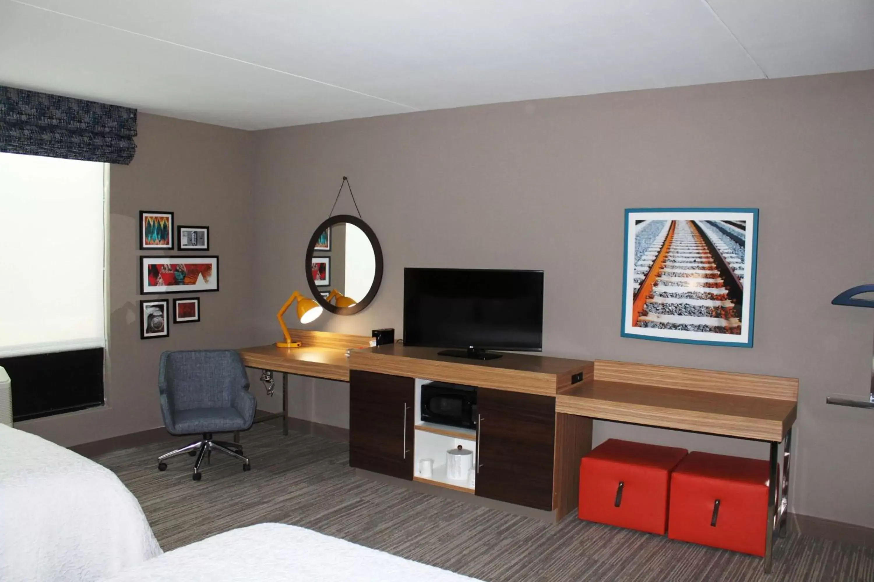 Bedroom, TV/Entertainment Center in Hampton Inn Forsyth