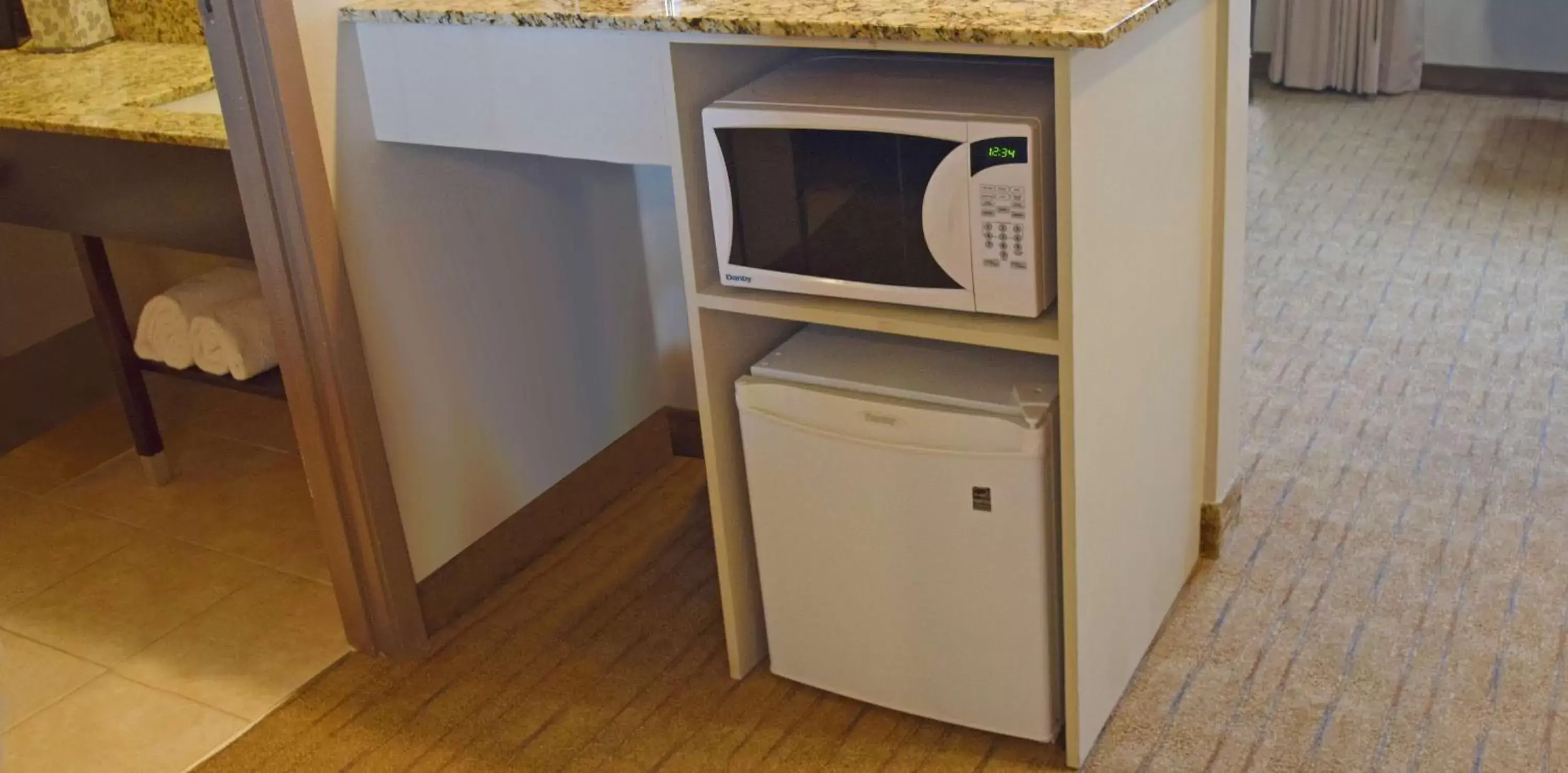 Toilet, TV/Entertainment Center in Best Western Pembroke Inn & Conference Centre