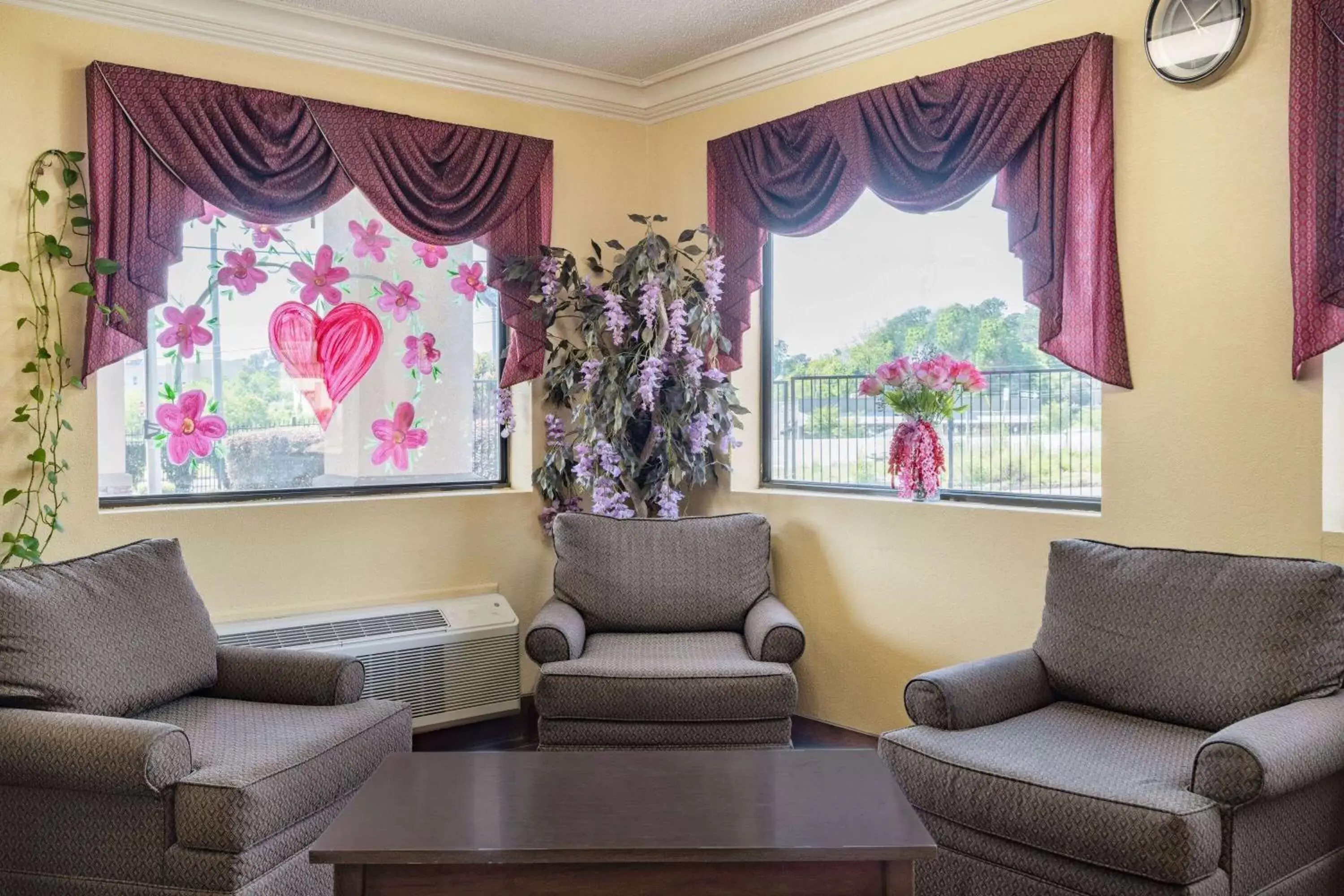 Lobby or reception, Seating Area in Days Inn by Wyndham Macon I-475