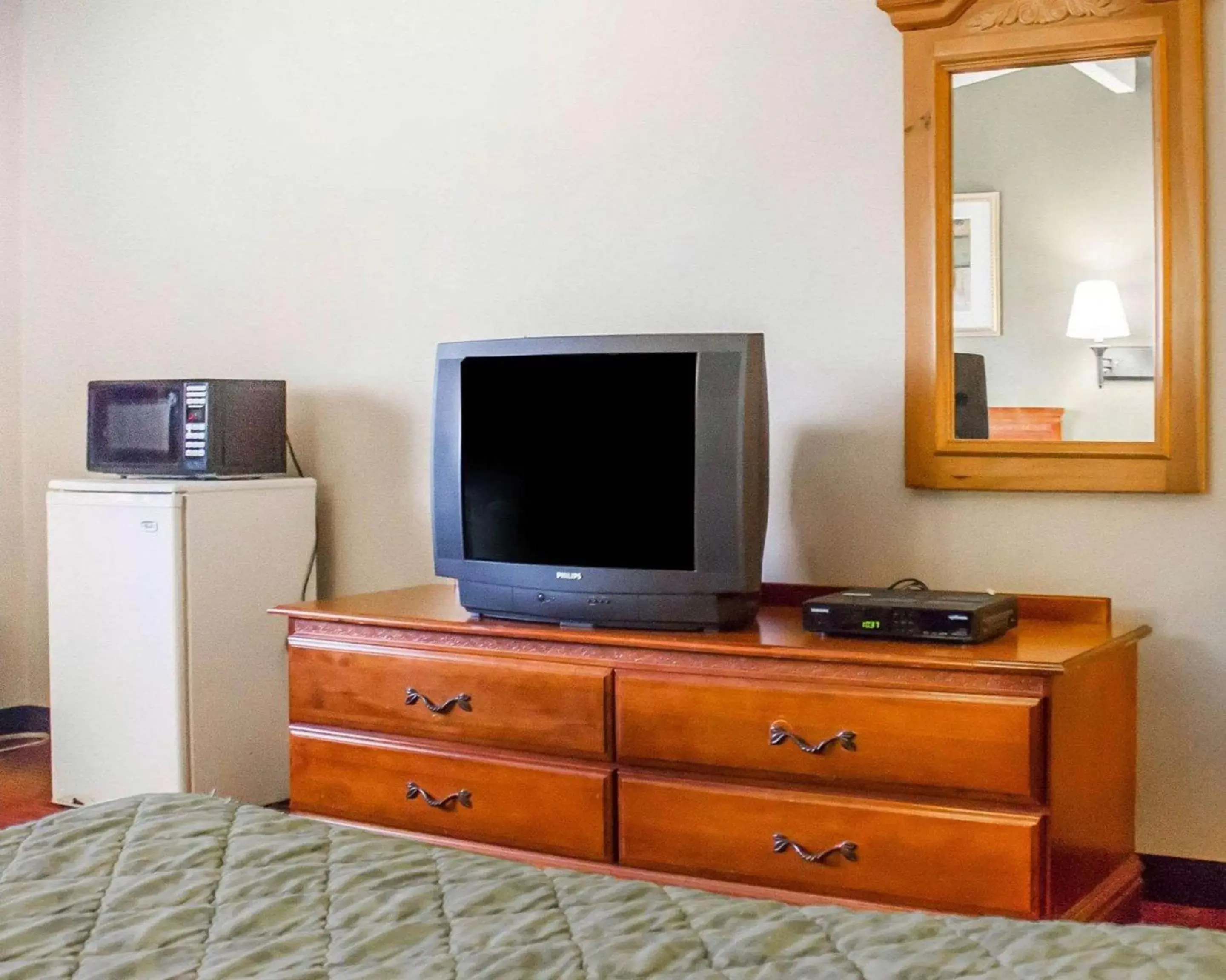 Photo of the whole room, TV/Entertainment Center in Rodeway Inn Huntington Station - Melville