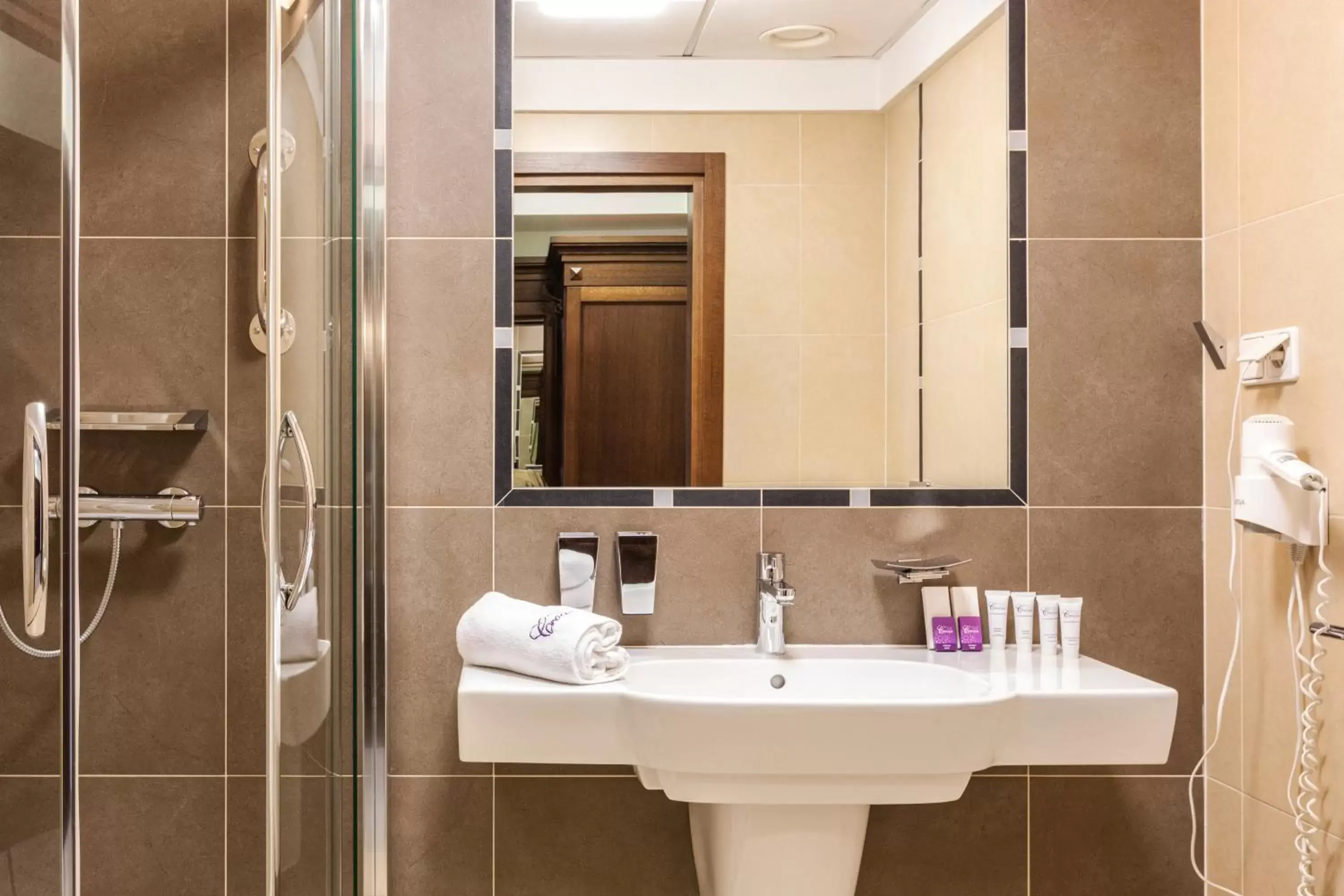Shower, Bathroom in Hotel Crocus