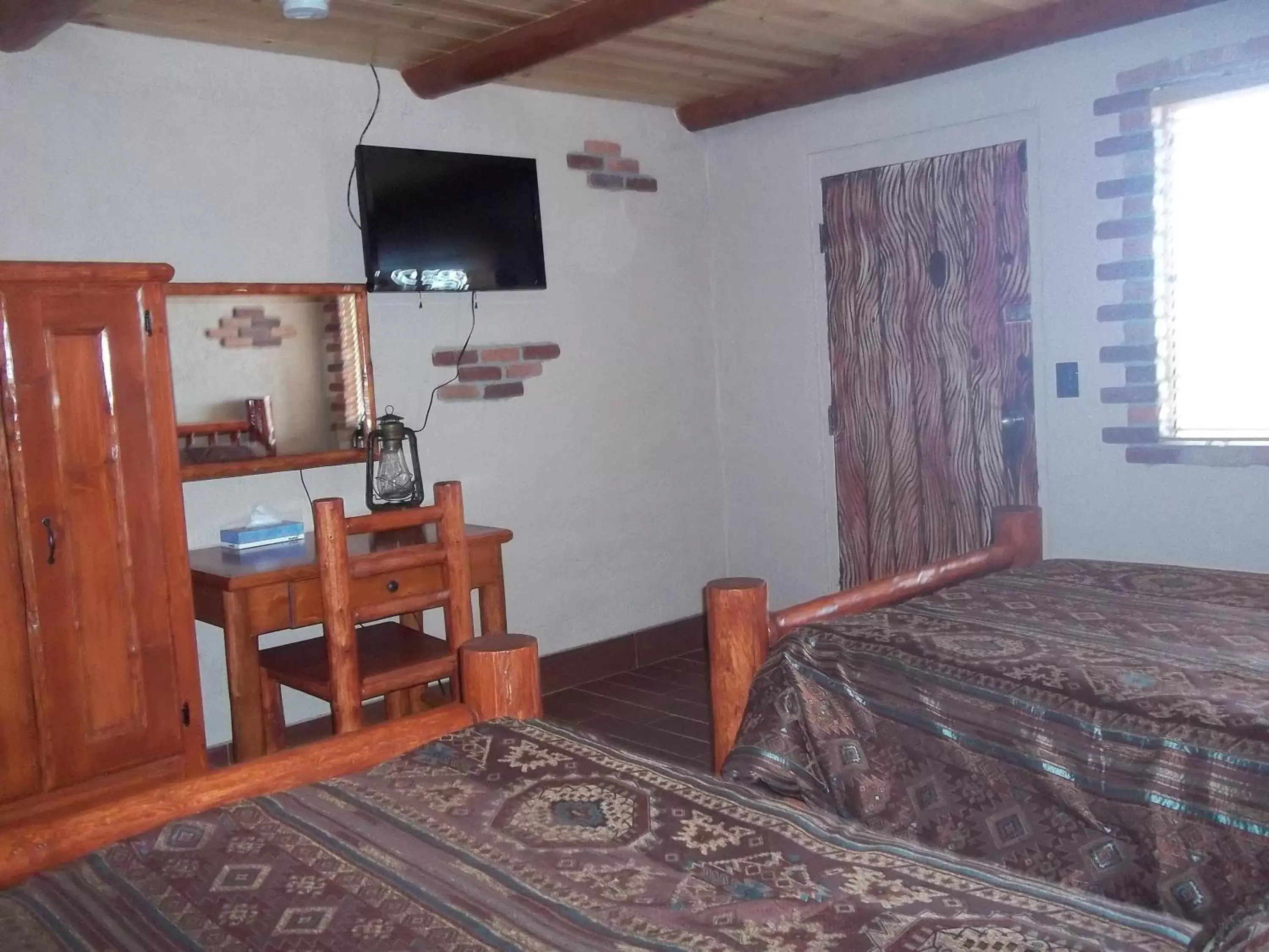 Bed, TV/Entertainment Center in Grand Canyon Inn and Motel - South Rim Entrance