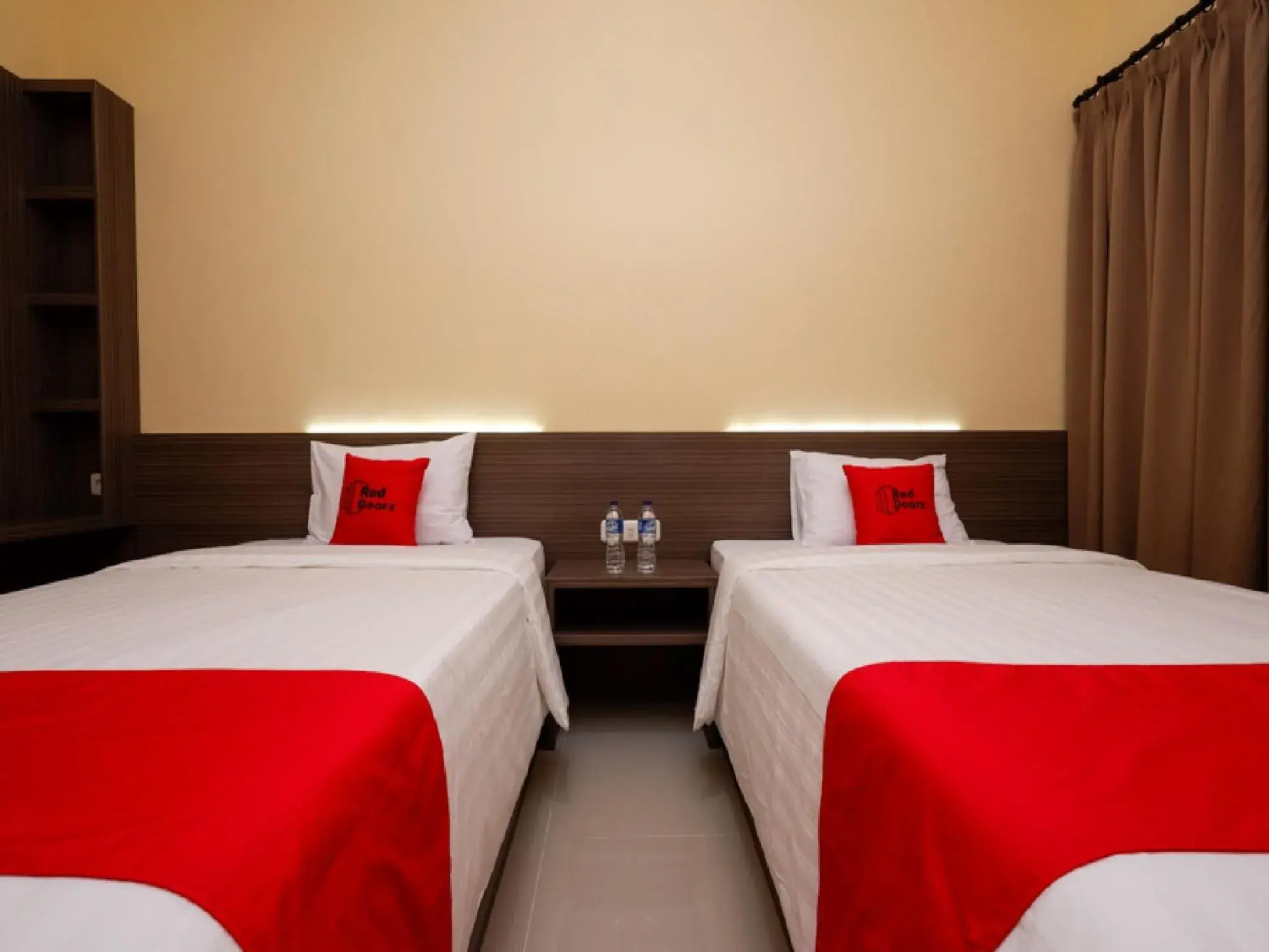 Bedroom, Bed in RedDoorz Plus near Paragon Mall Semarang