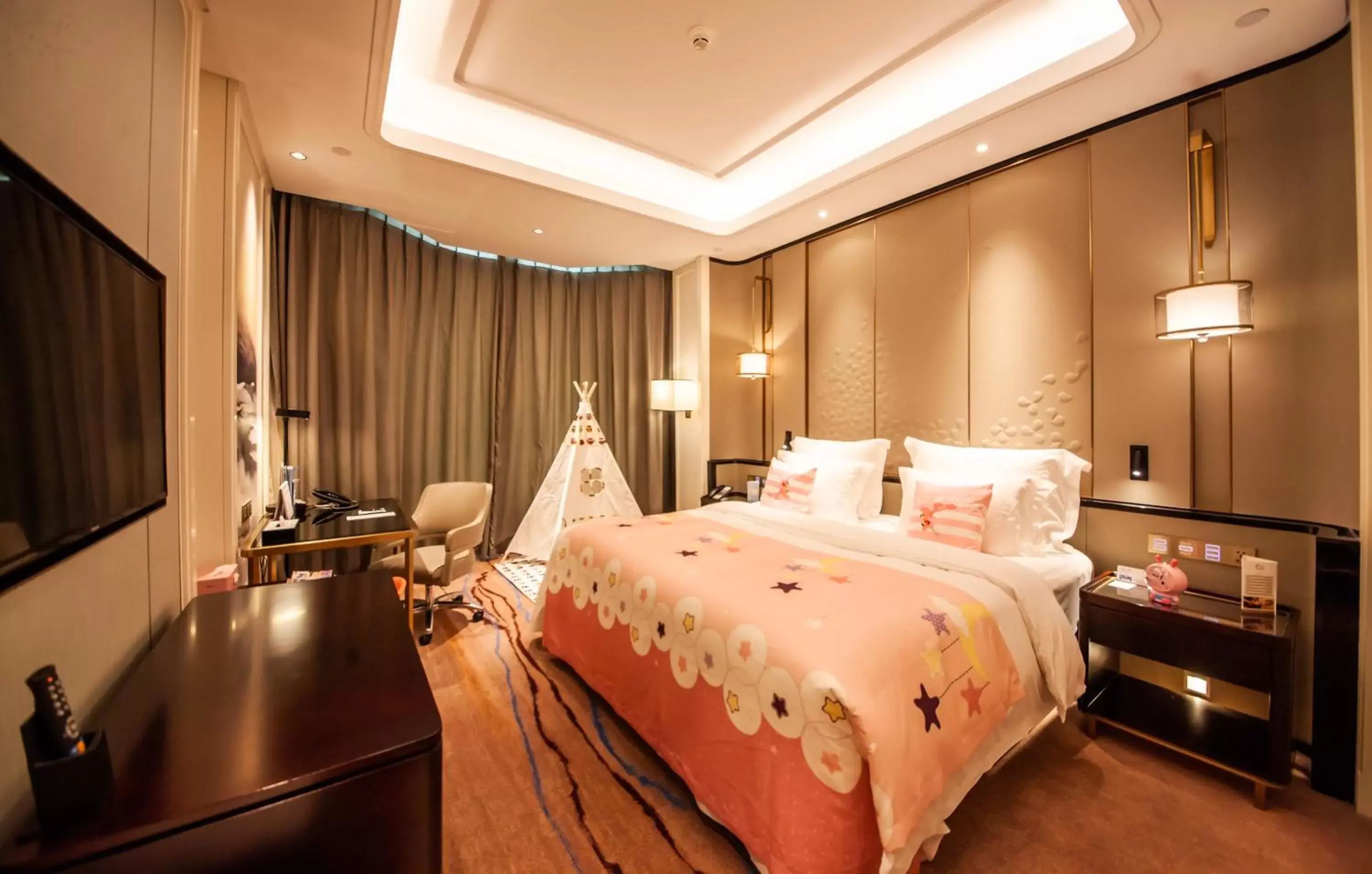 Photo of the whole room, Bed in Wyndham Qingdao