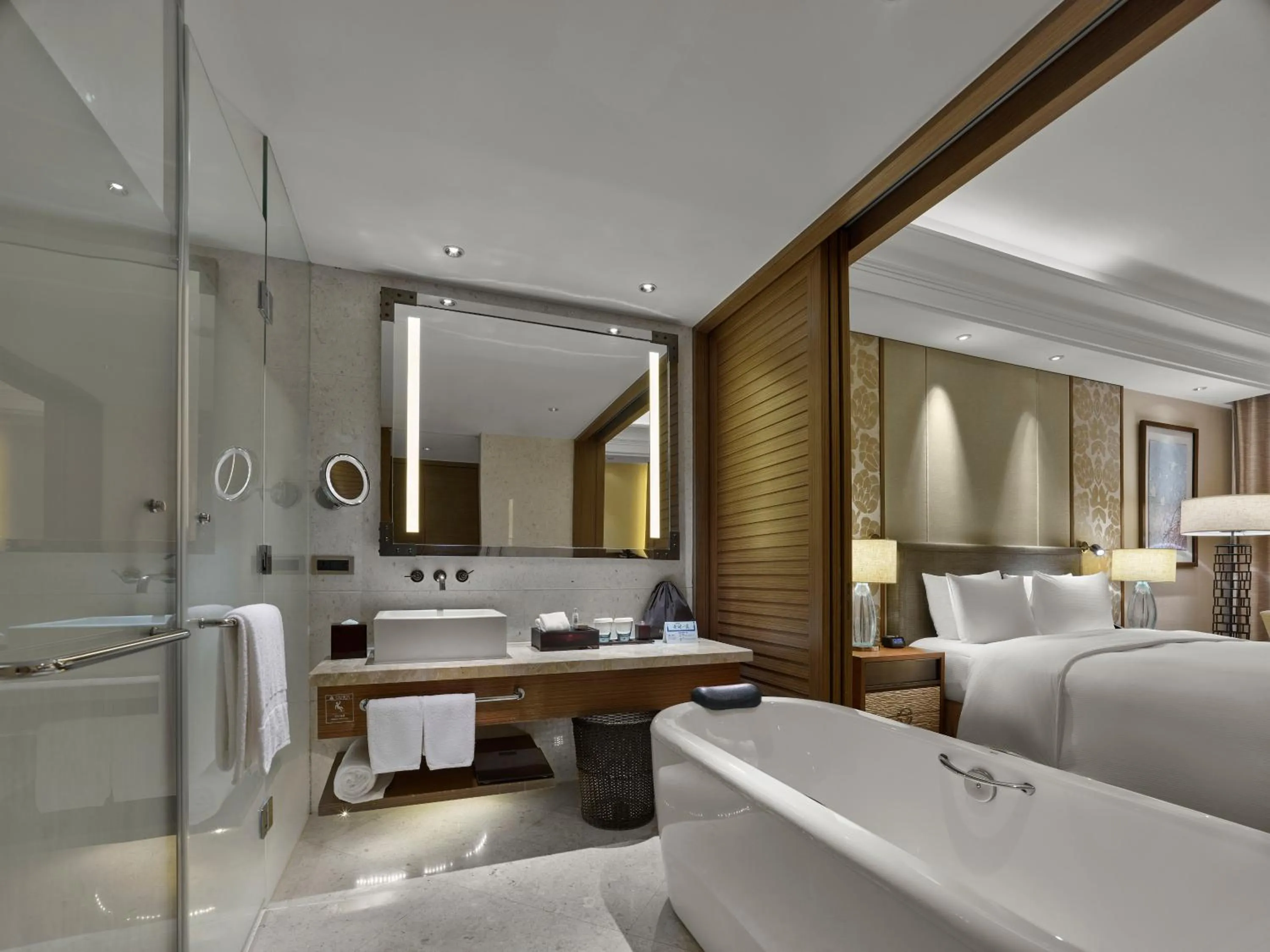 Hot Tub, Bed in Hilton Haikou Meilan