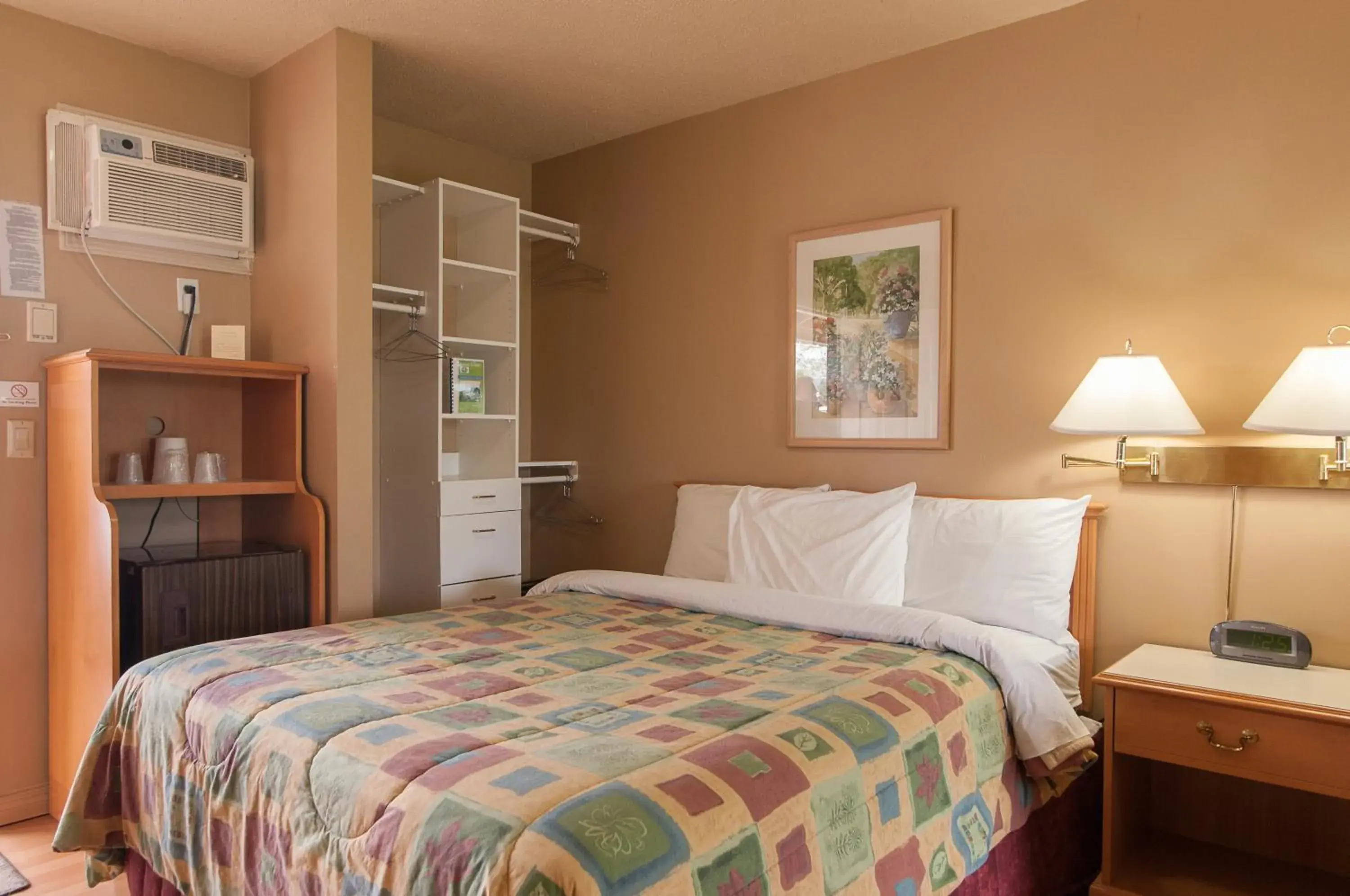 Bedroom, Bed in Okanagan Seasons Resort