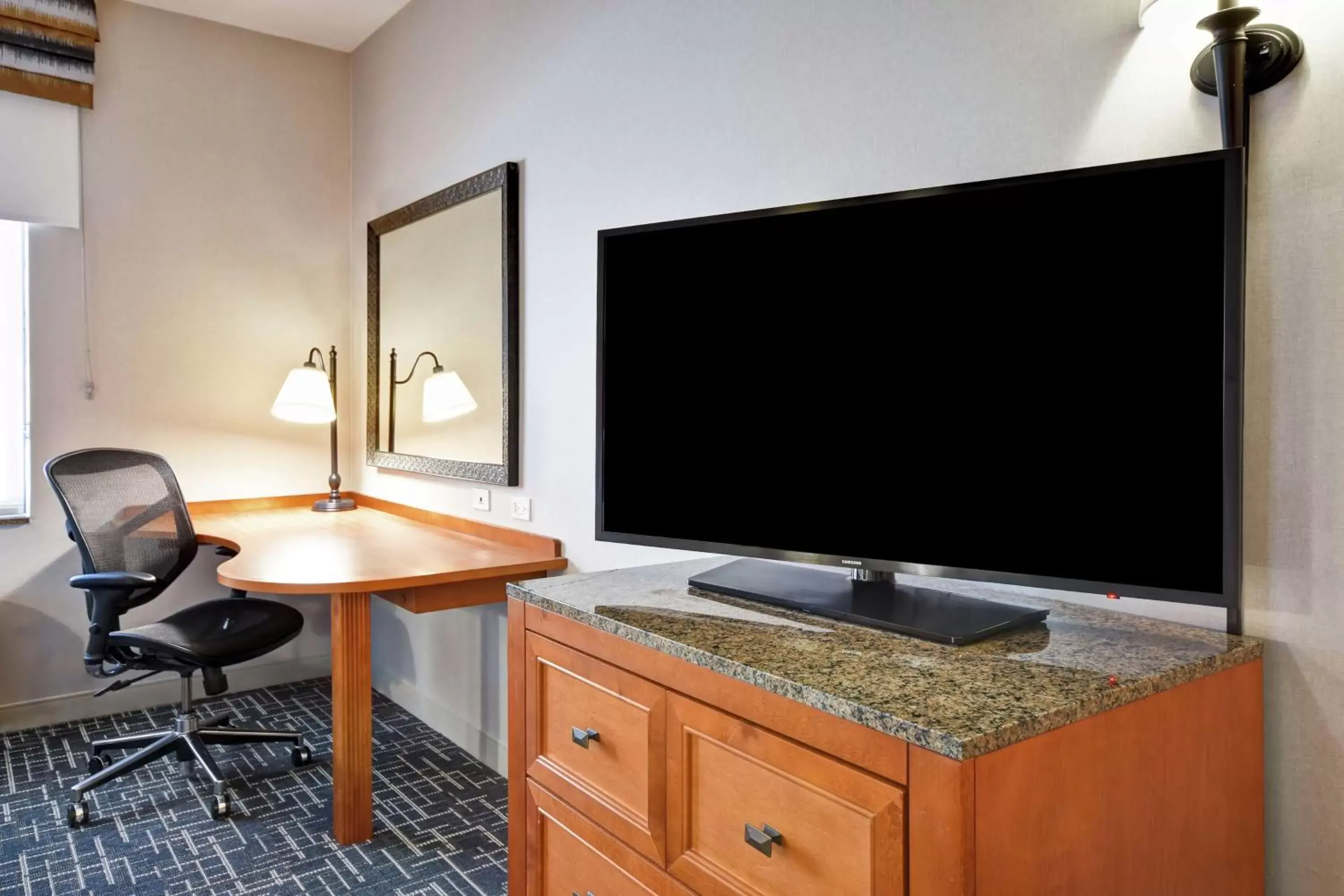 Bedroom, TV/Entertainment Center in Hampton Inn & Suites Salt Lake City-West Jordan