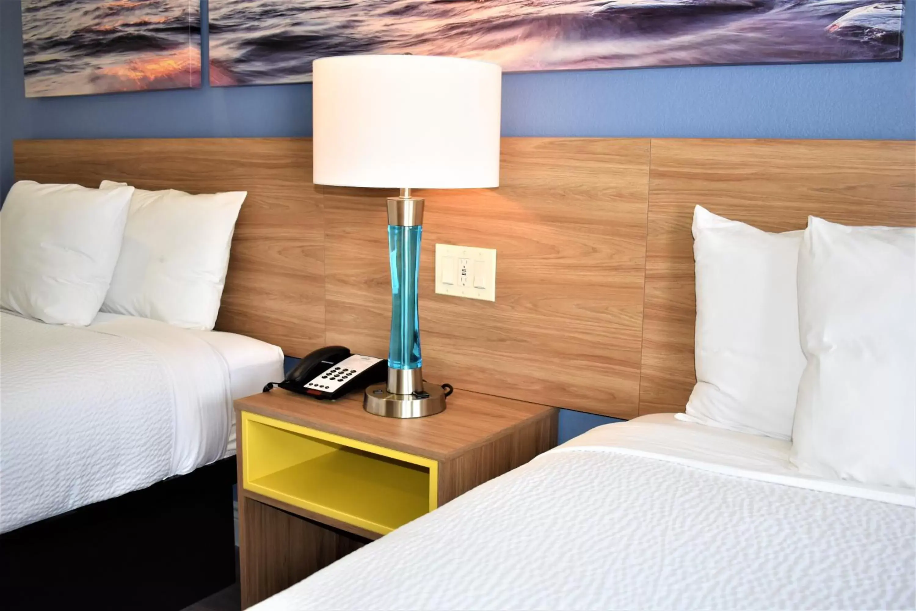 Bed in Days Inn & Suites by Wyndham Downtown/University of Houston