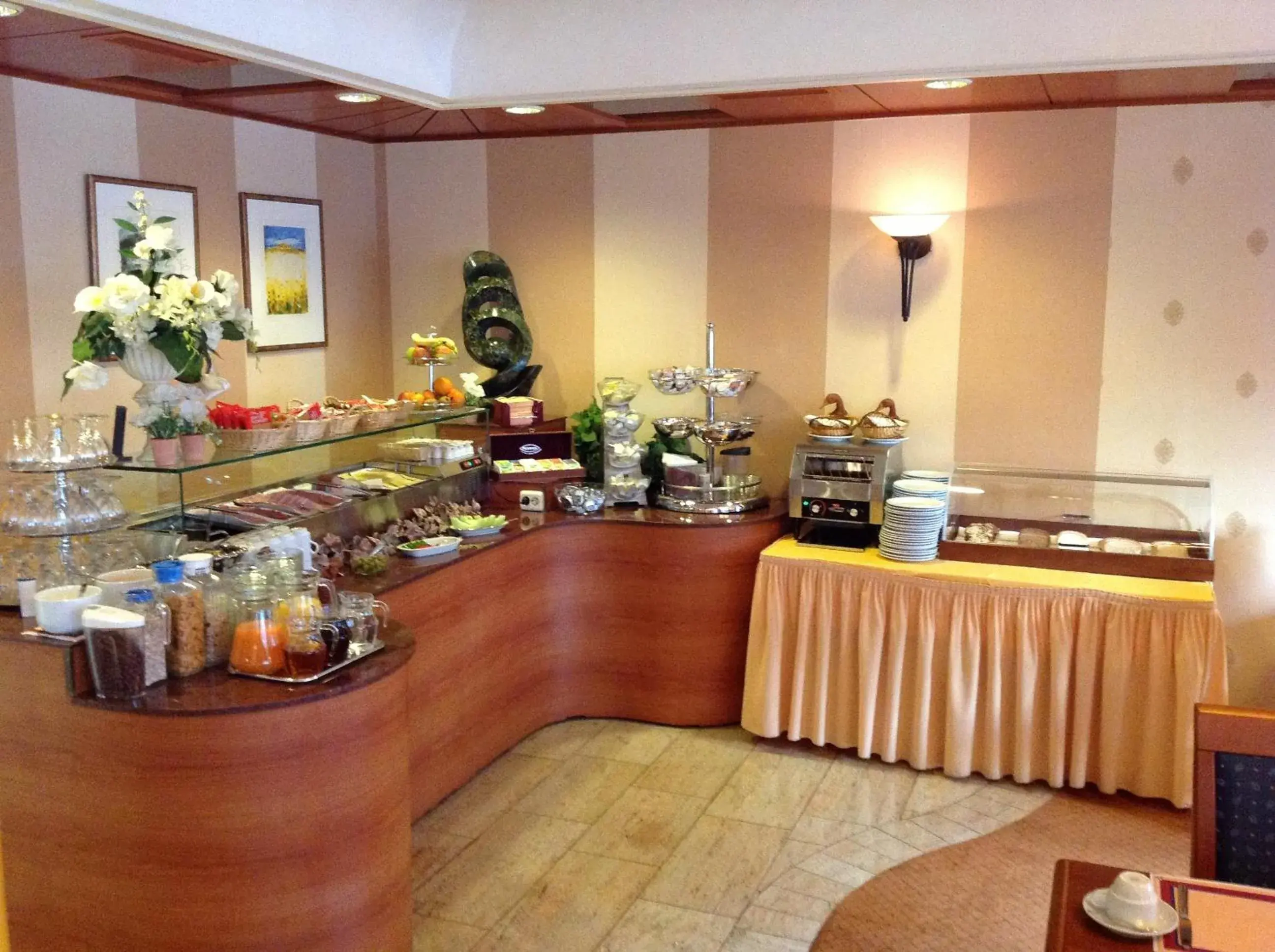 Restaurant/places to eat, Food in SuyderSee Hotel