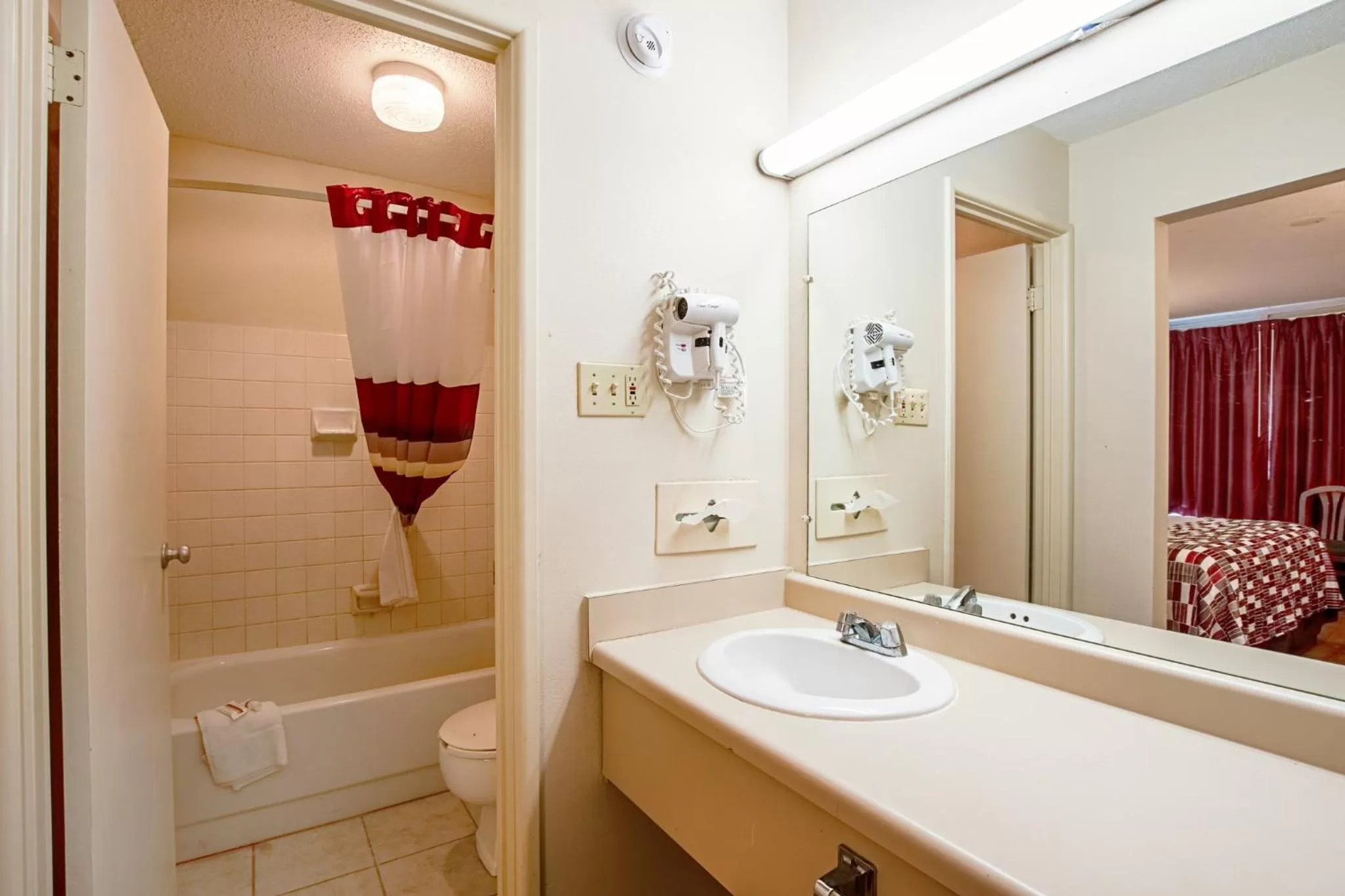 Bathroom in Red Roof Inn Battle Creek