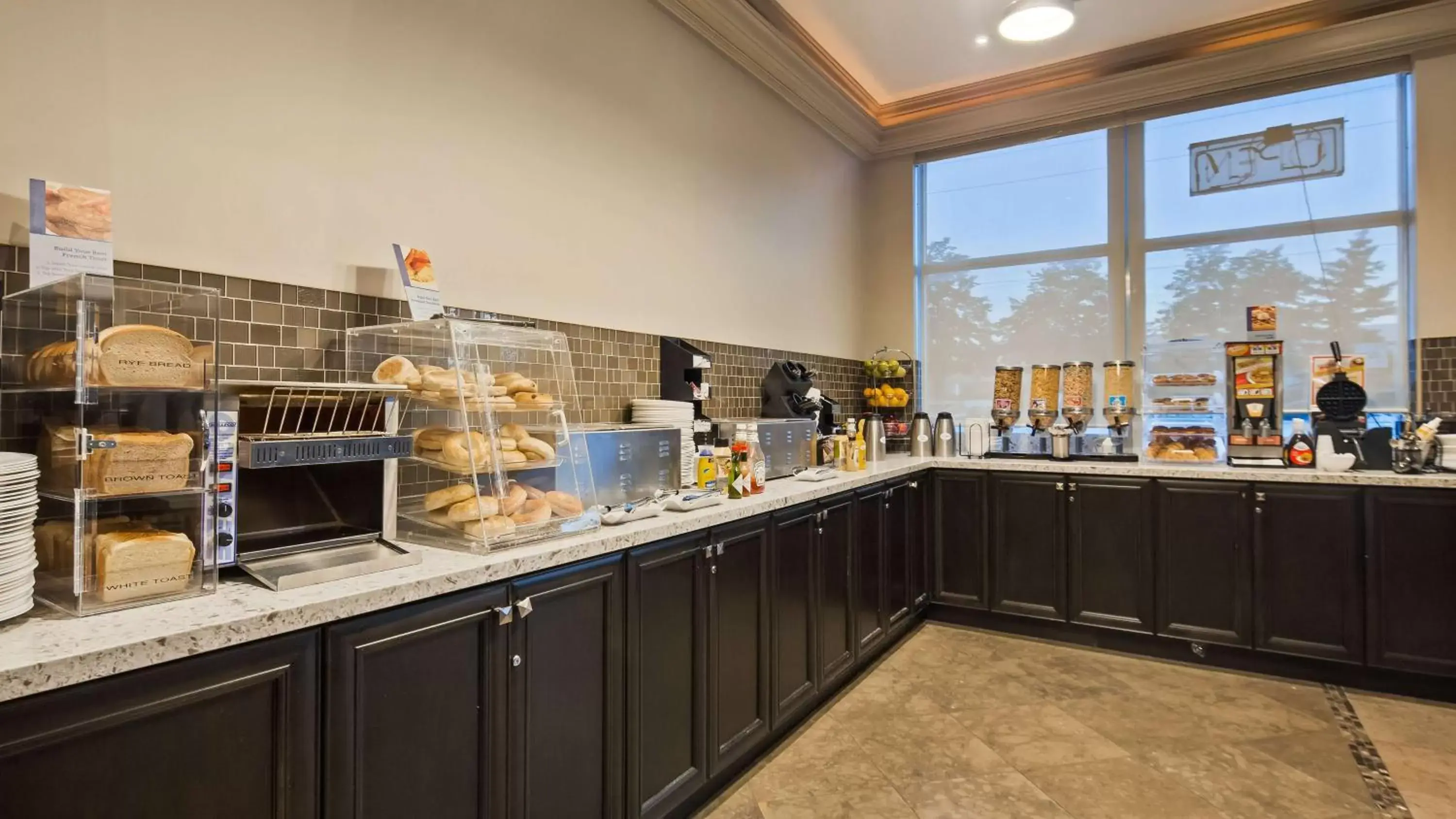 Breakfast, Restaurant/Places to Eat in Best Western Plus Travel Hotel Toronto Airport