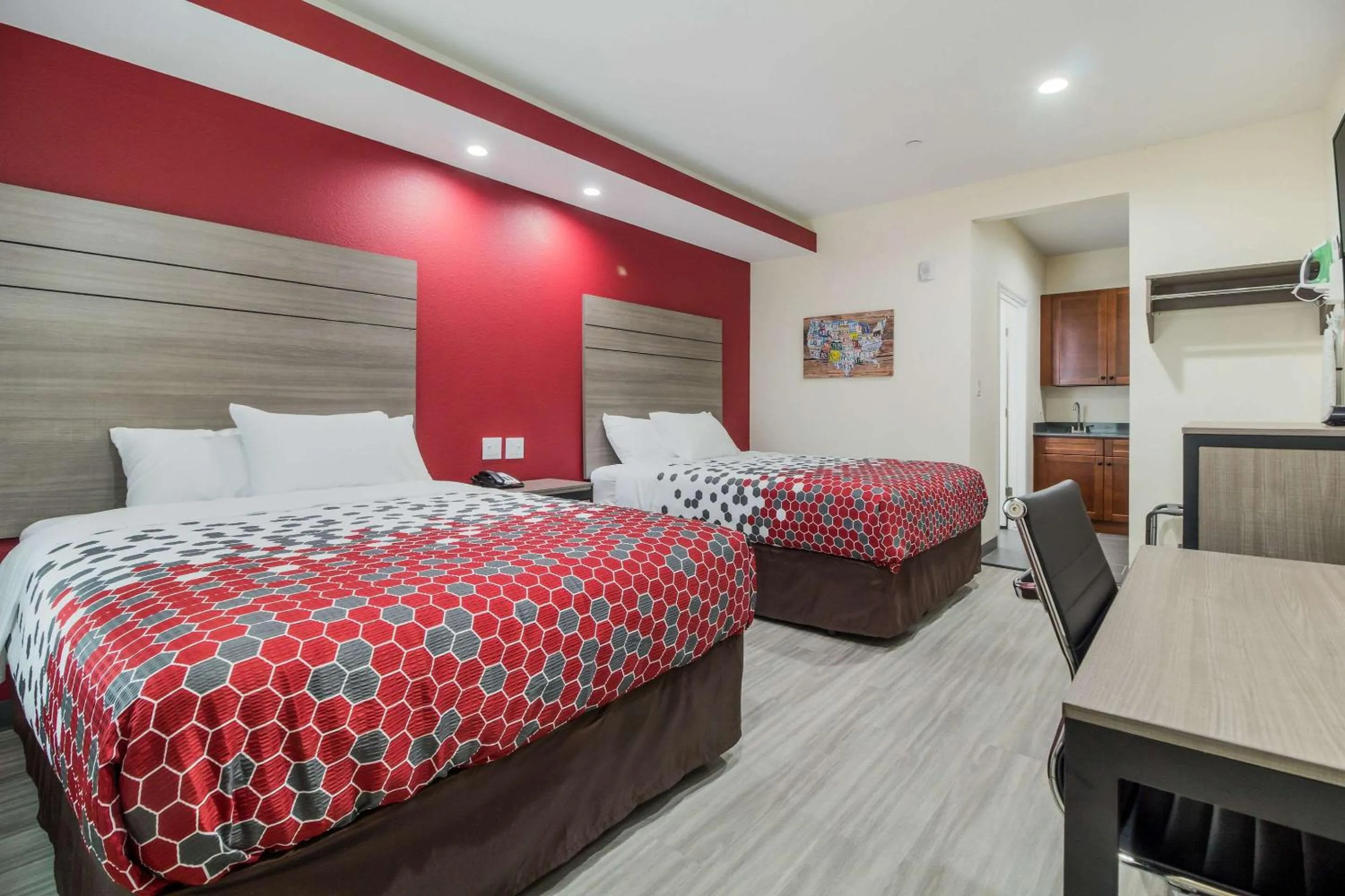 Photo of the whole room, Bed in Regency Inn & Suites Humble FM1960 - IAH Airport