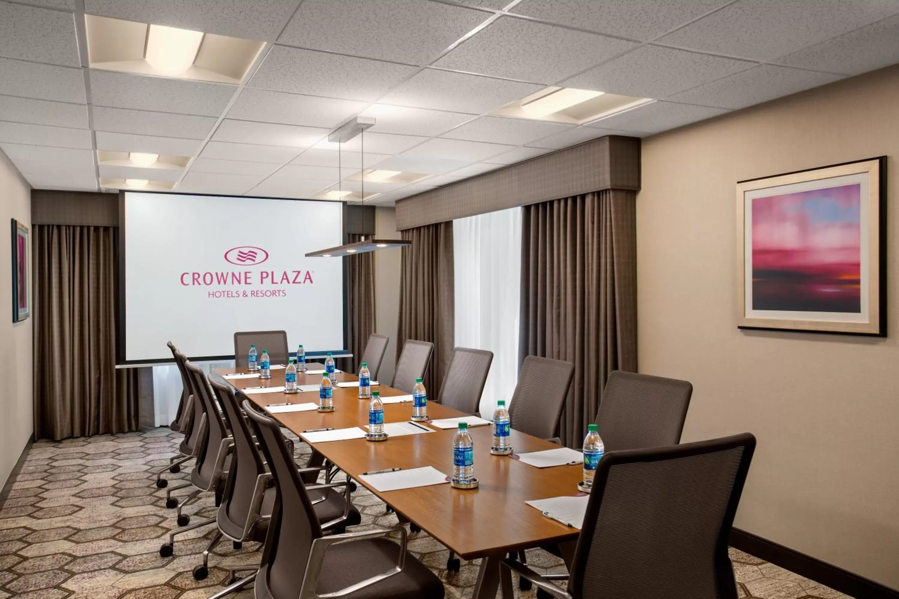 Meeting/conference room in Crowne Plaza Portland - Lake Oswego, an IHG Hotel