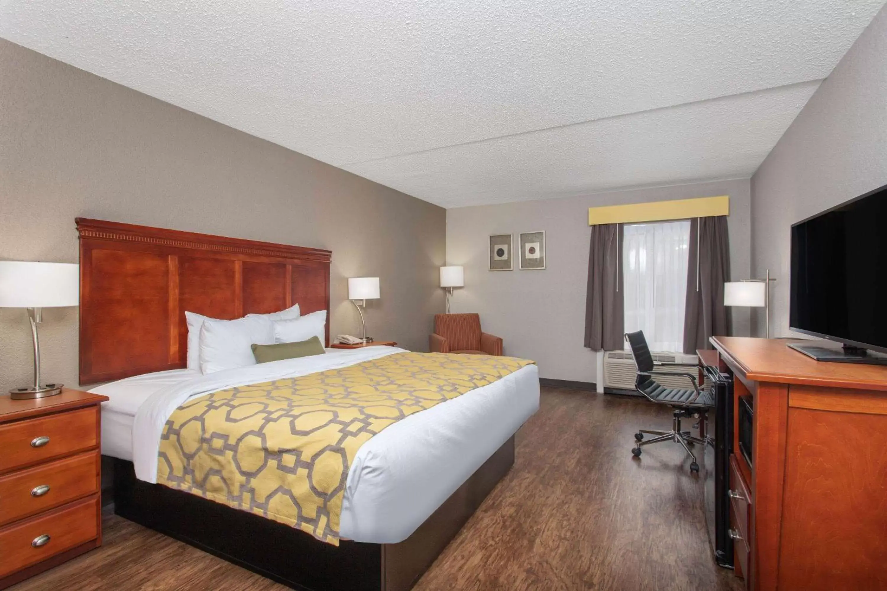 Photo of the whole room, Bed in Baymont by Wyndham Greenville OH