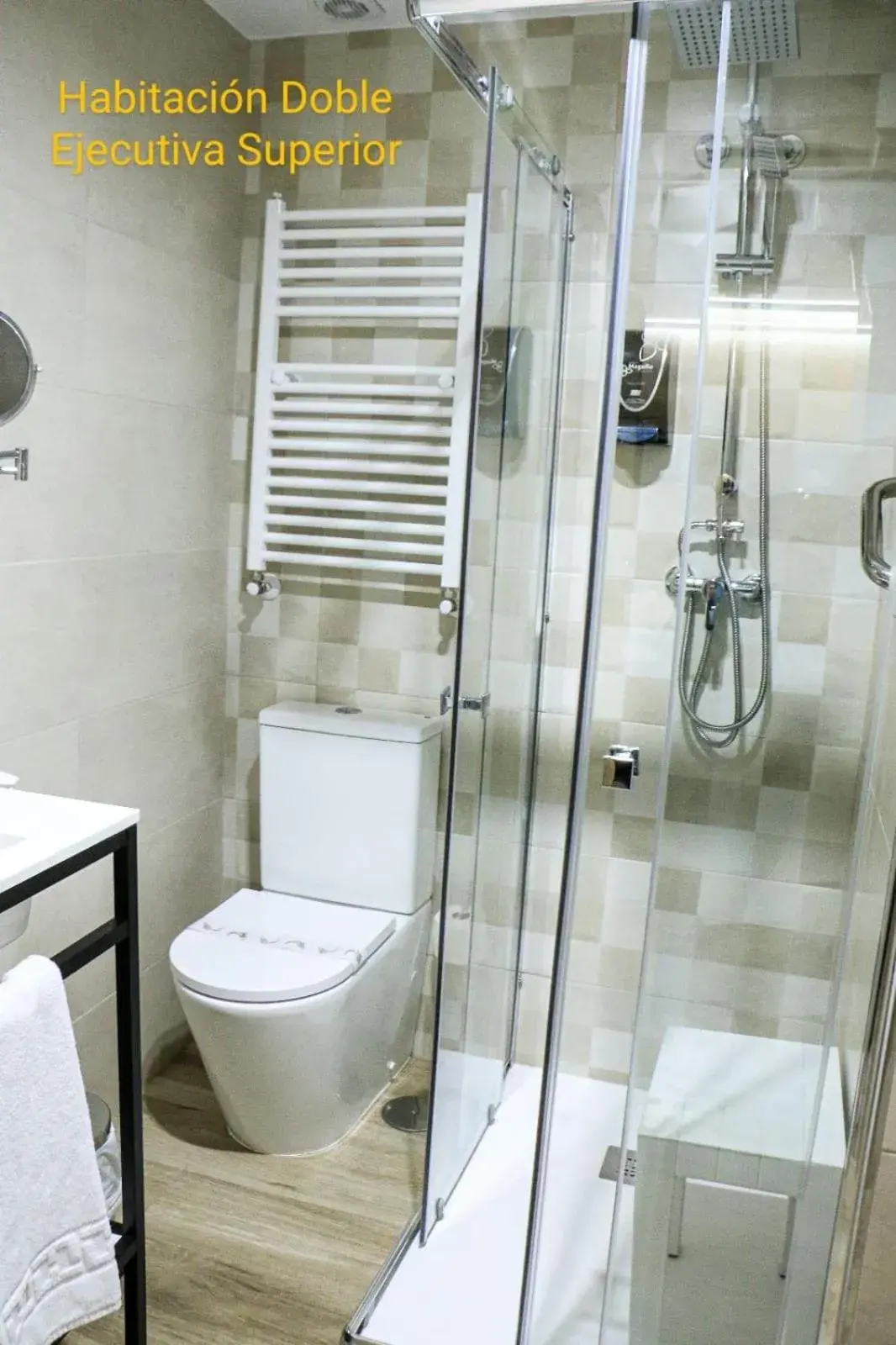 Shower, Bathroom in Hotel Venta Magullo
