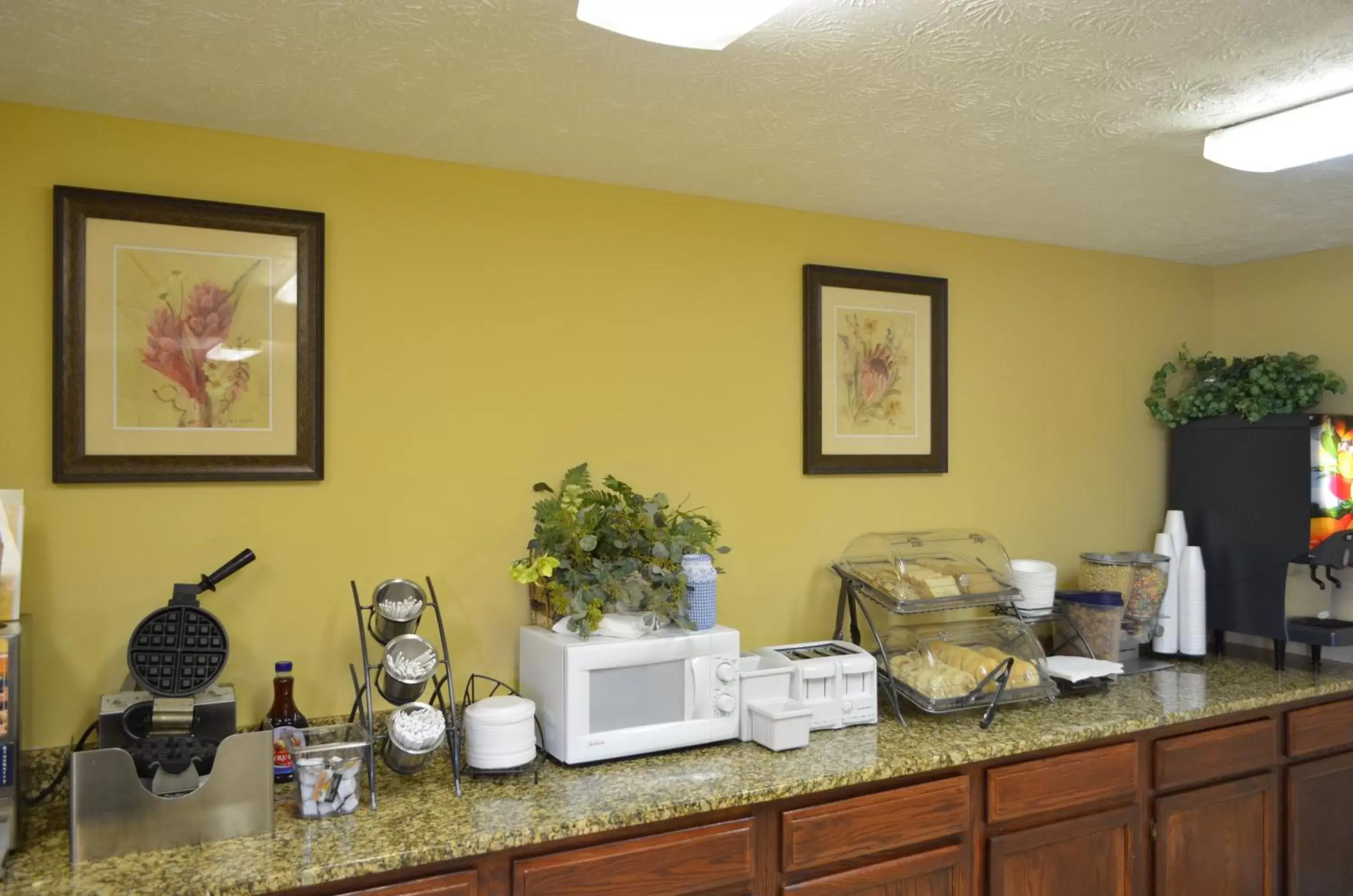 Food and drinks in Baymont by Wyndham Pigeon Forge near Island Drive Food and drinks in Baymont by Wyndham Pigeon Forge near Island Drive